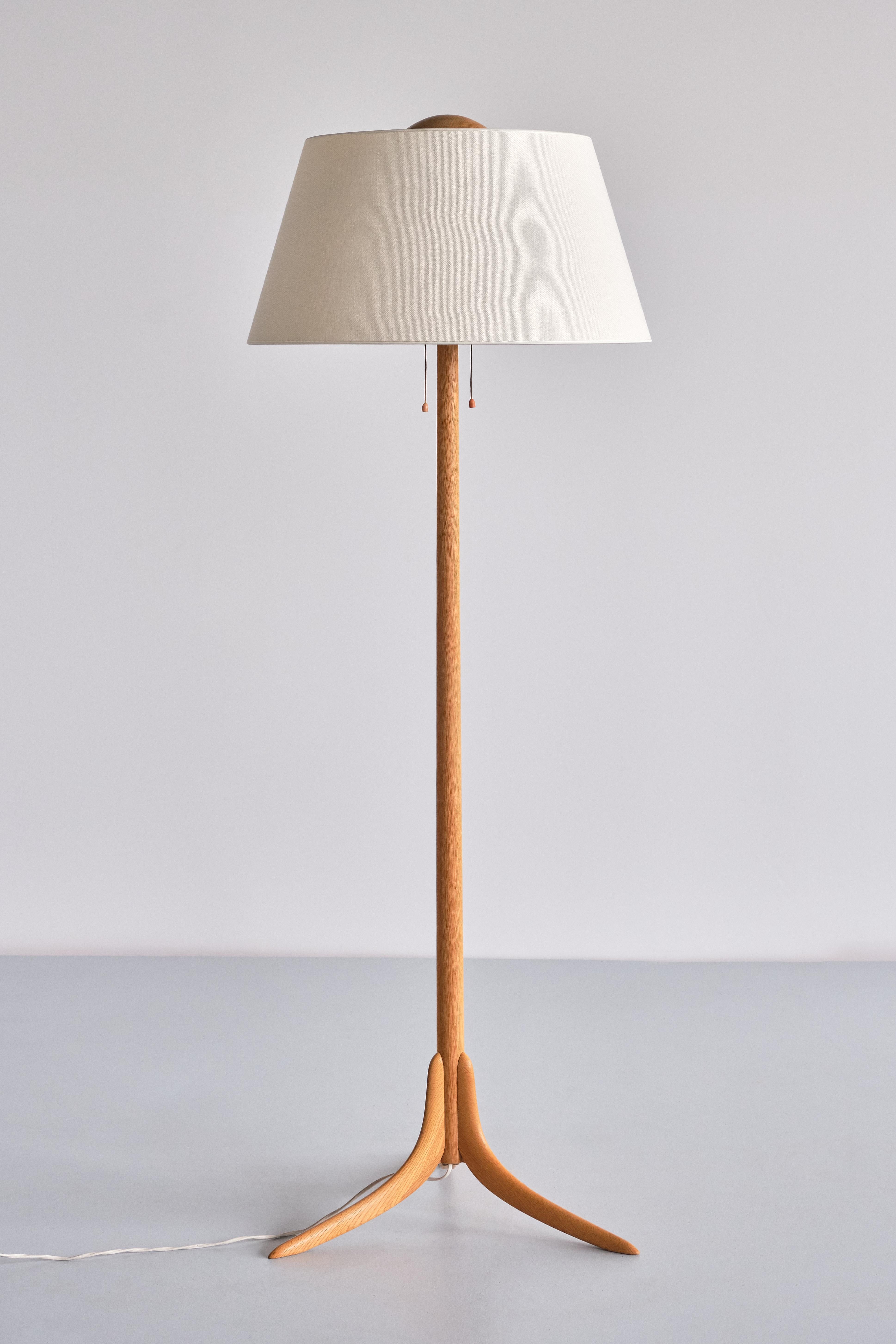 This striking Scandinavian Modern floor lamp was produced by the Swedish company Svensk Hemslöjd in the 1950s.
The design is marked by the elegant three legged base, with curved outward bending legs. The base and central round stem are made of solid