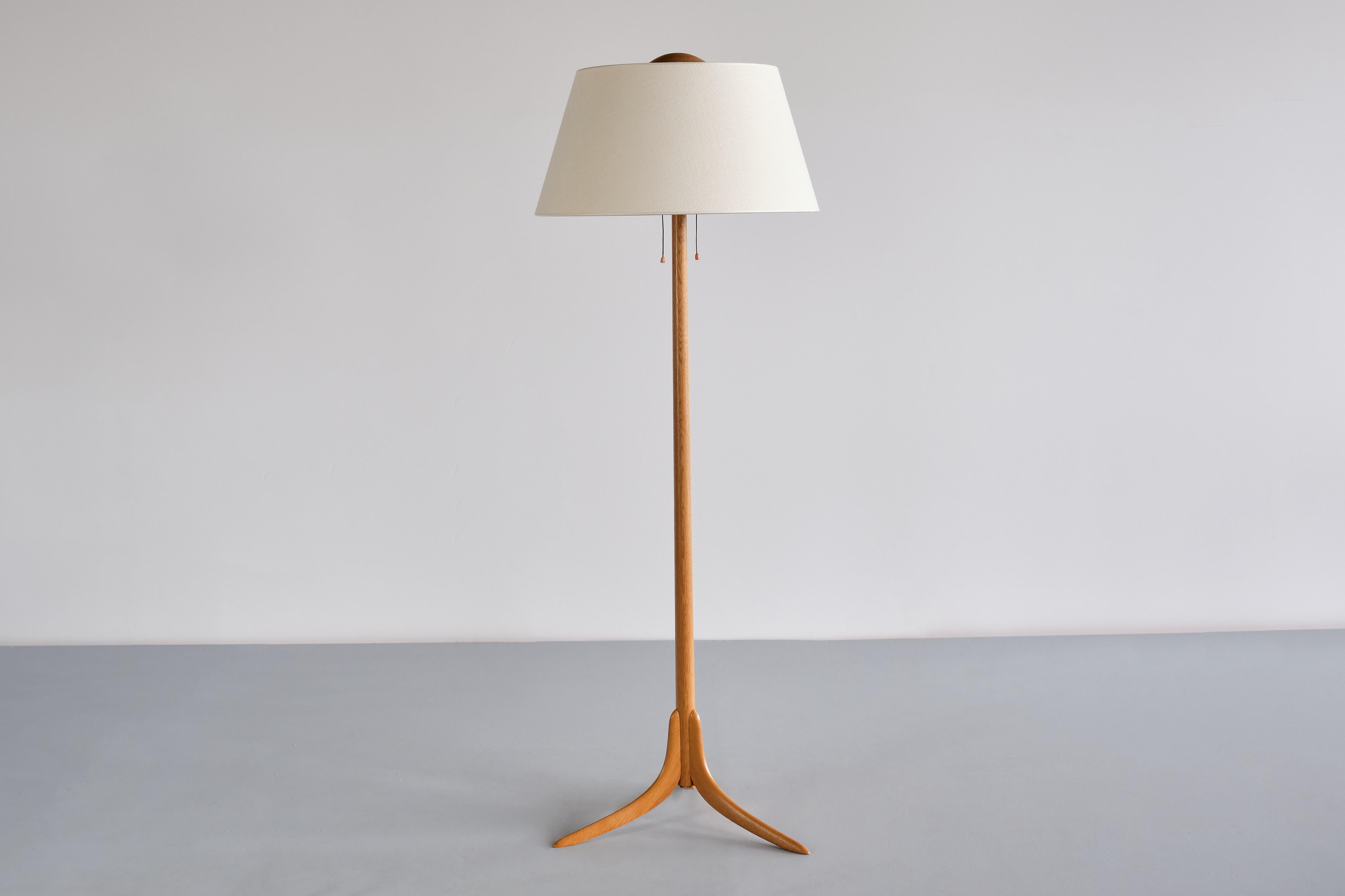 Swedish Modern Three Legged Floor Lamp in Oak, Svensk Hemslöjd, 1950s In Good Condition For Sale In The Hague, NL