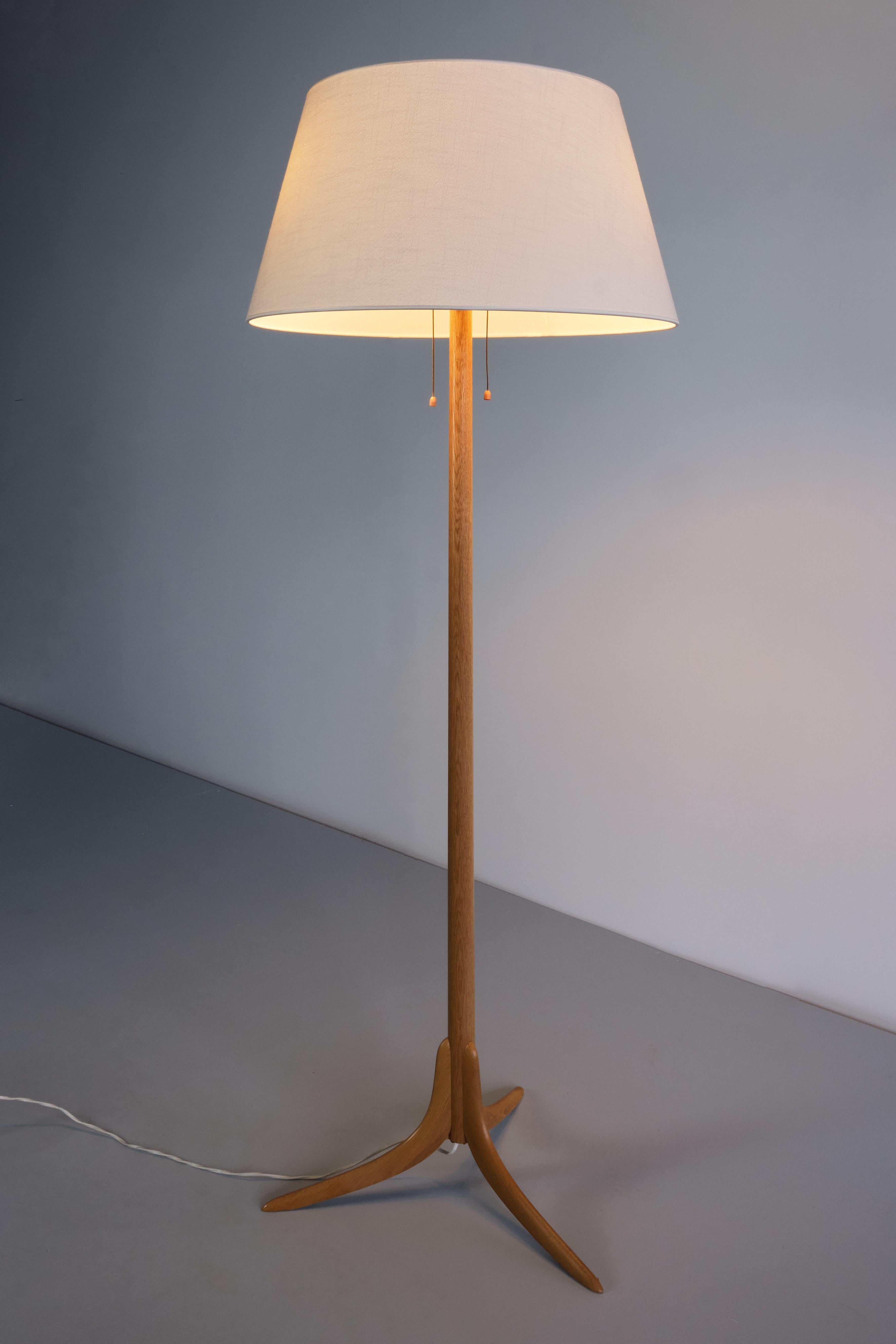 Swedish Modern Three Legged Floor Lamp in Oak, Svensk Hemslöjd, 1950s For Sale 1