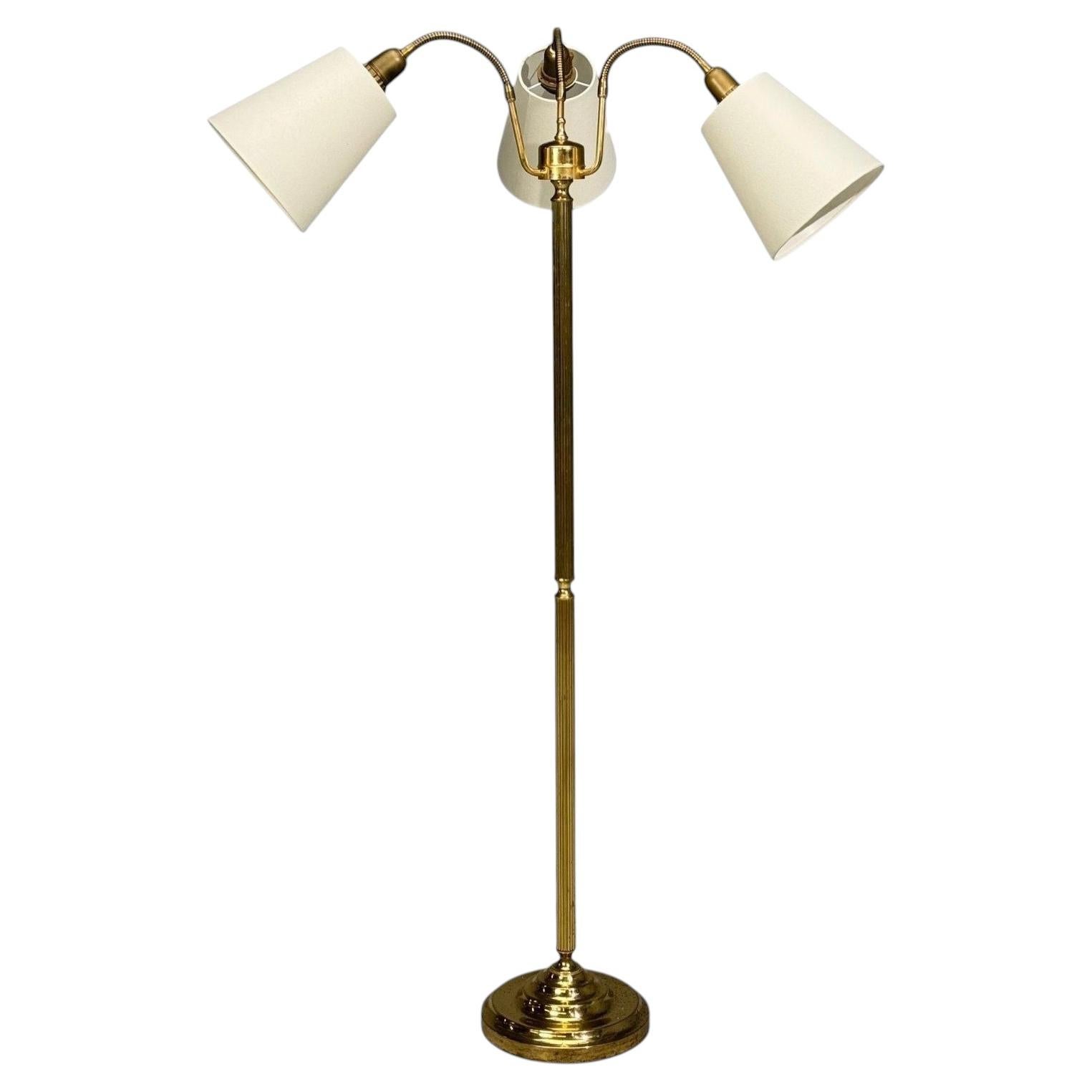 Moderna sueca, lámpara de pie de tres luces, latón carenado, tela, Suecia, años 70 en venta