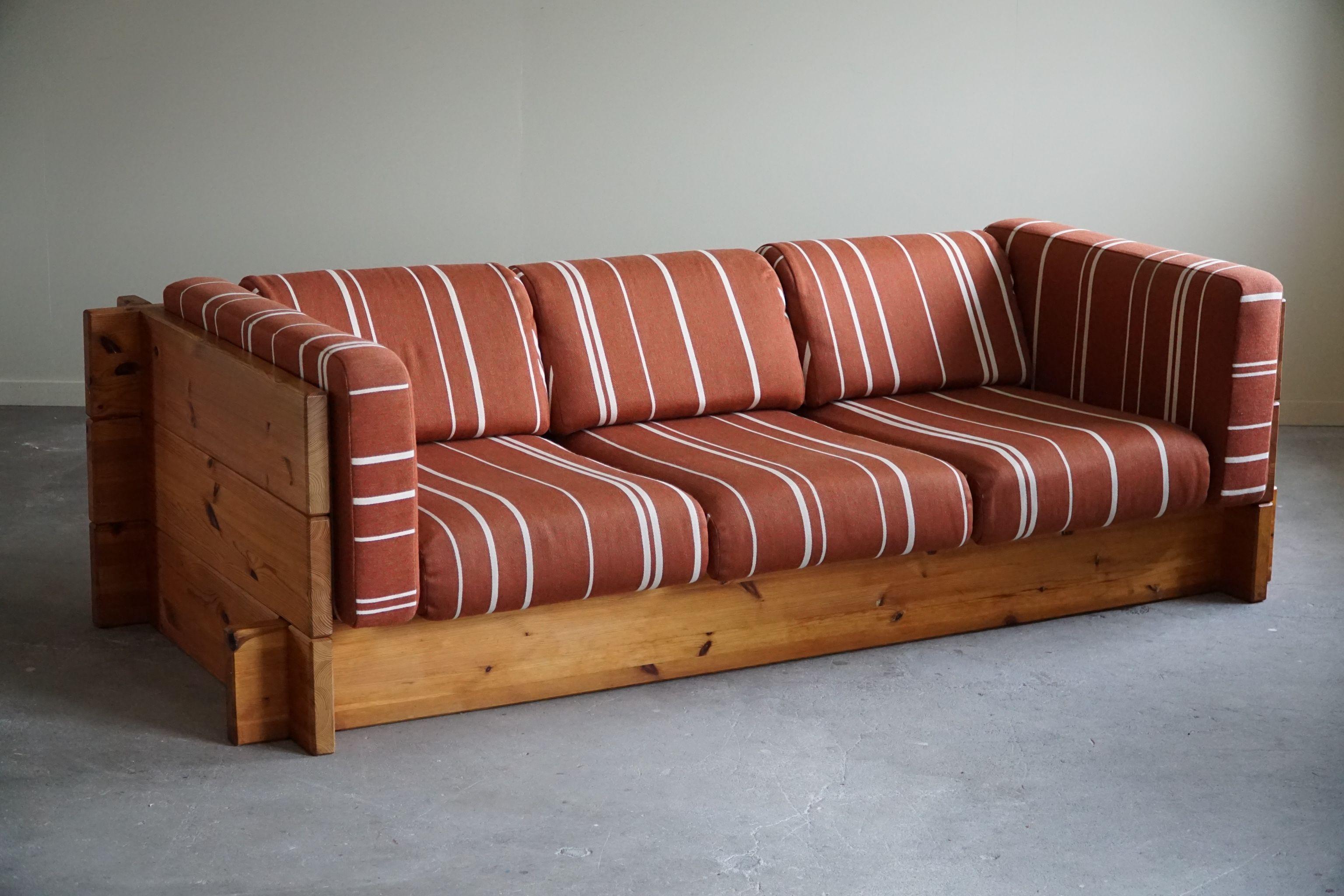 Schwedisches modernes, dreisitziges brutalistisches Sofa aus Kiefernholz, Stockaryd Stolefabrik, 1970 im Angebot 10