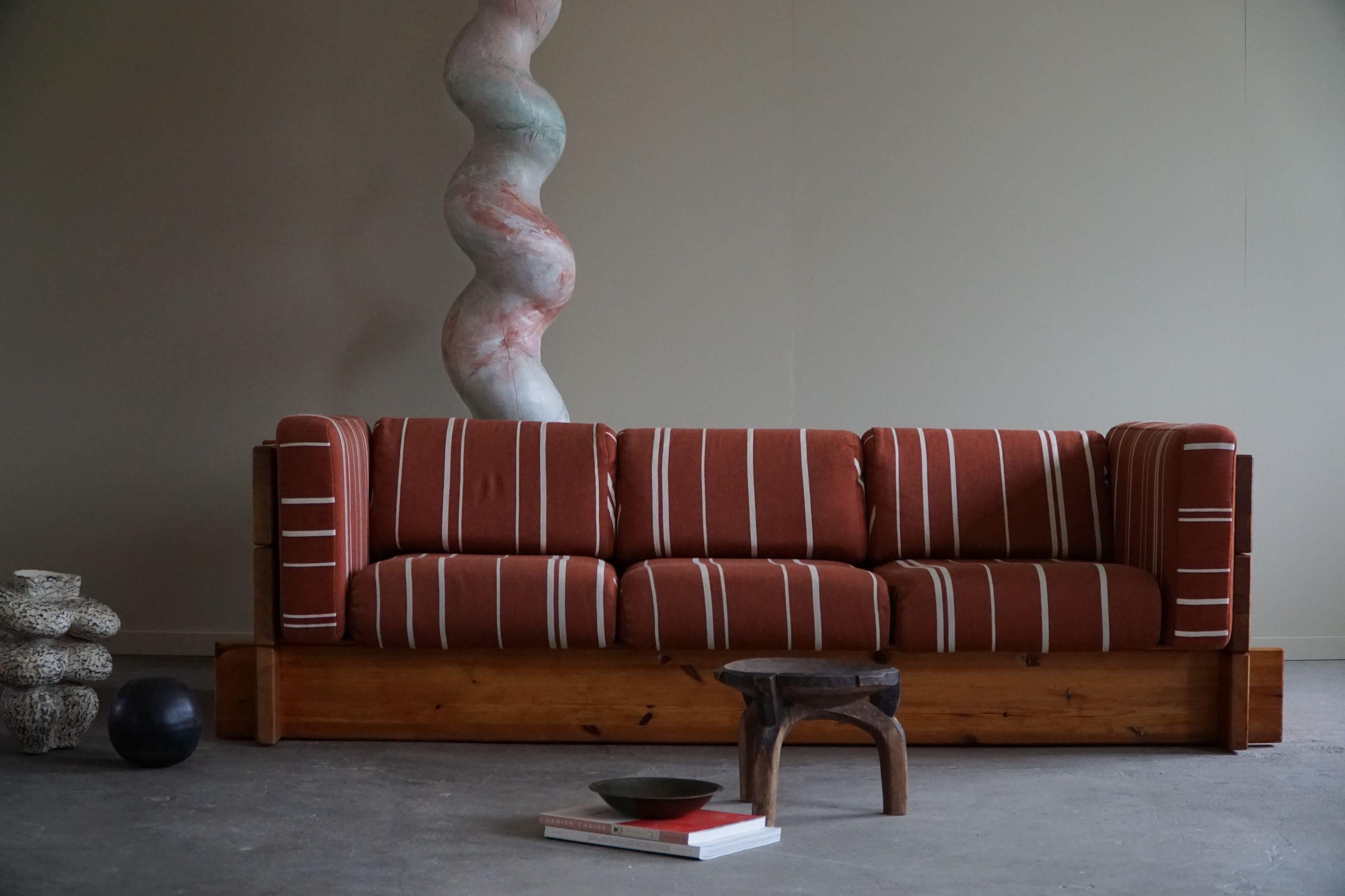 Schwedisches modernes, dreisitziges brutalistisches Sofa aus Kiefernholz, Stockaryd Stolefabrik, 1970 im Zustand „Gut“ im Angebot in Odense, DK