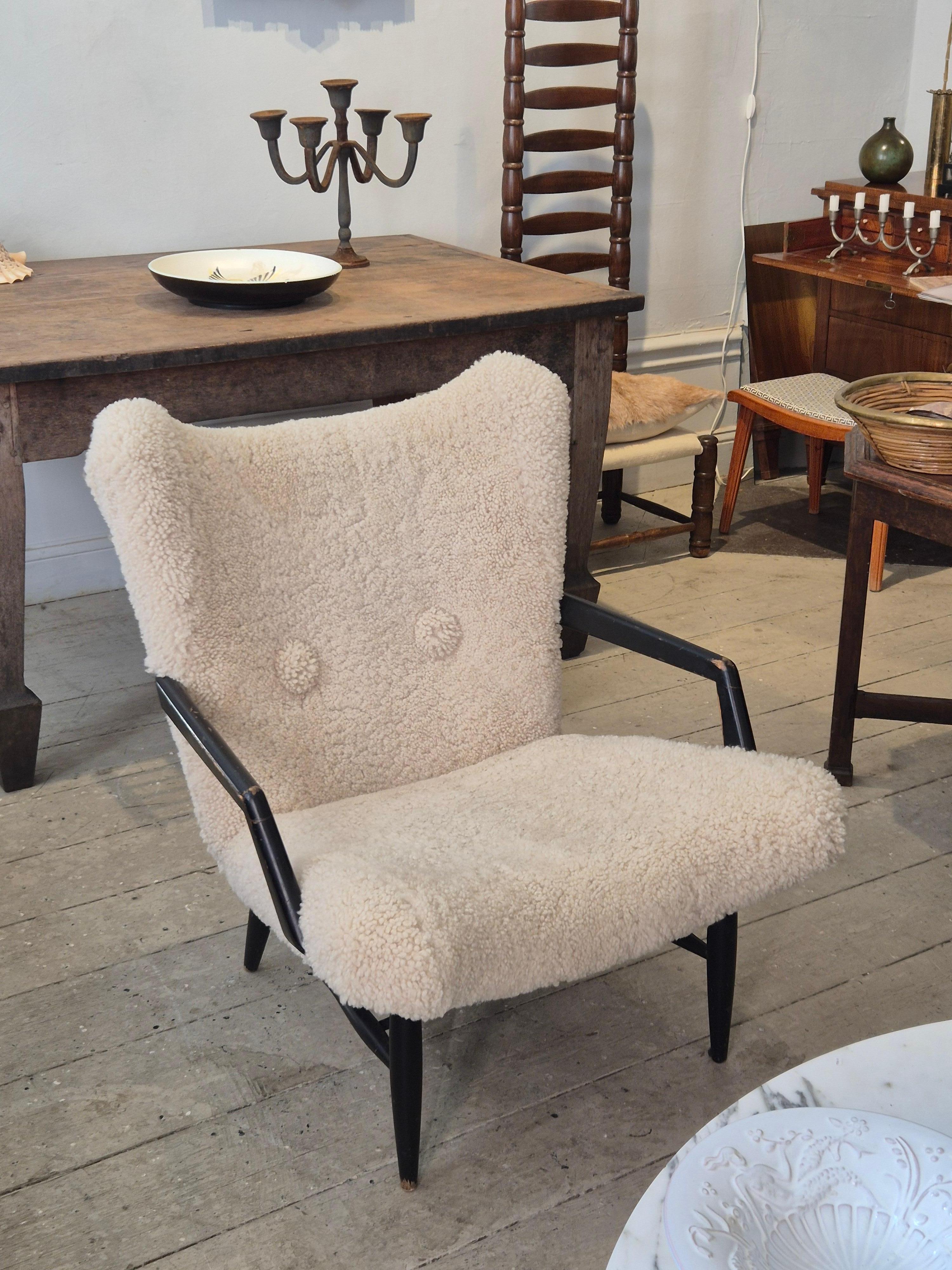 Swedish Modern, timeless easy chair in sheepskin, by Svante Skogh. Nice patina. In Fair Condition For Sale In Stockholm, SE