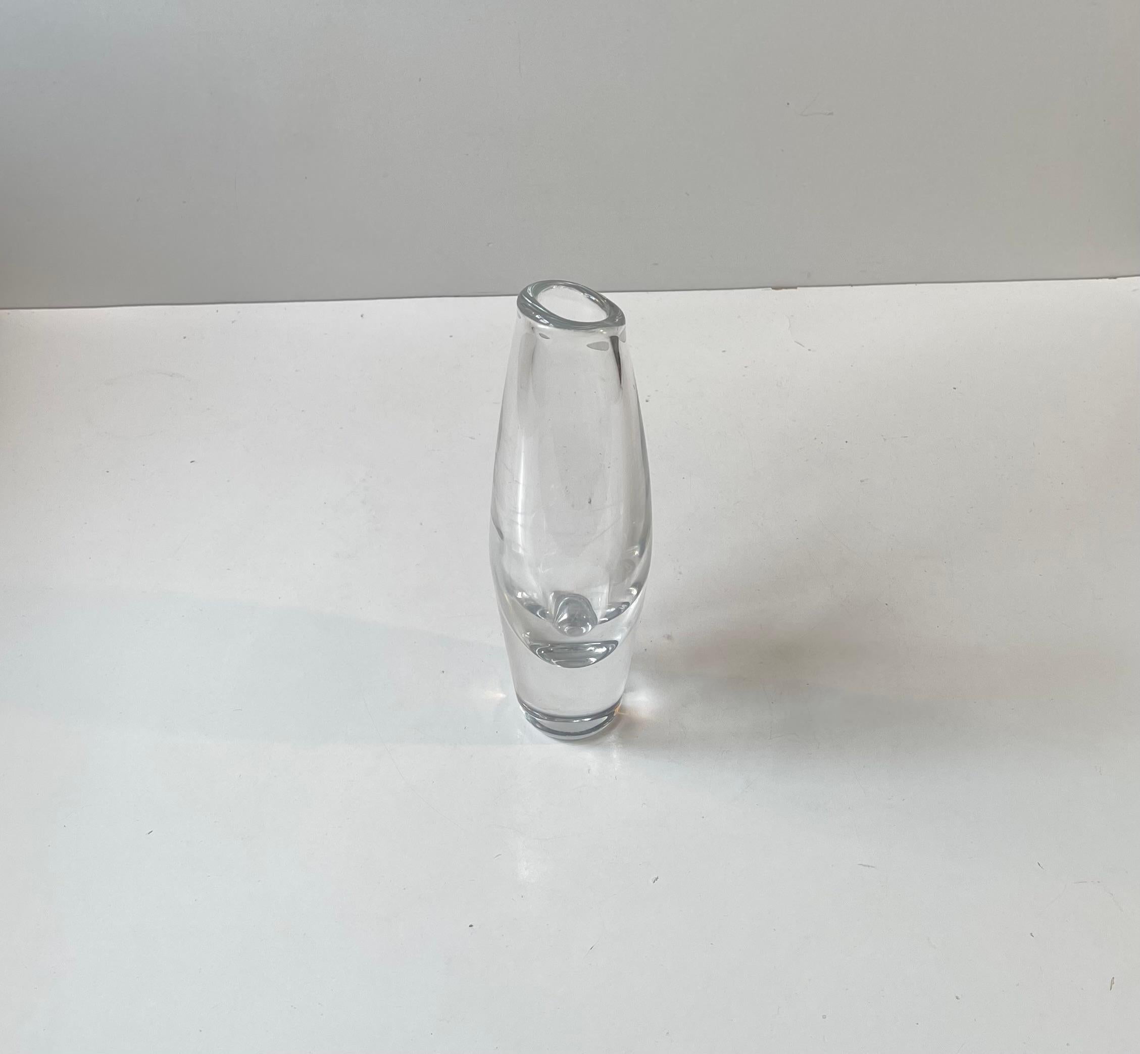 Thick organically shaped art glass vase. Designed by Sven Palmqvist and made at Orrefors in Sweden during the 1950s. Fine, clean and intact vintage order. Hand-signed/numbered beneath its base. 

Measurements: H: 23 cm, D/W: 7/4.5 cm (middle/base).