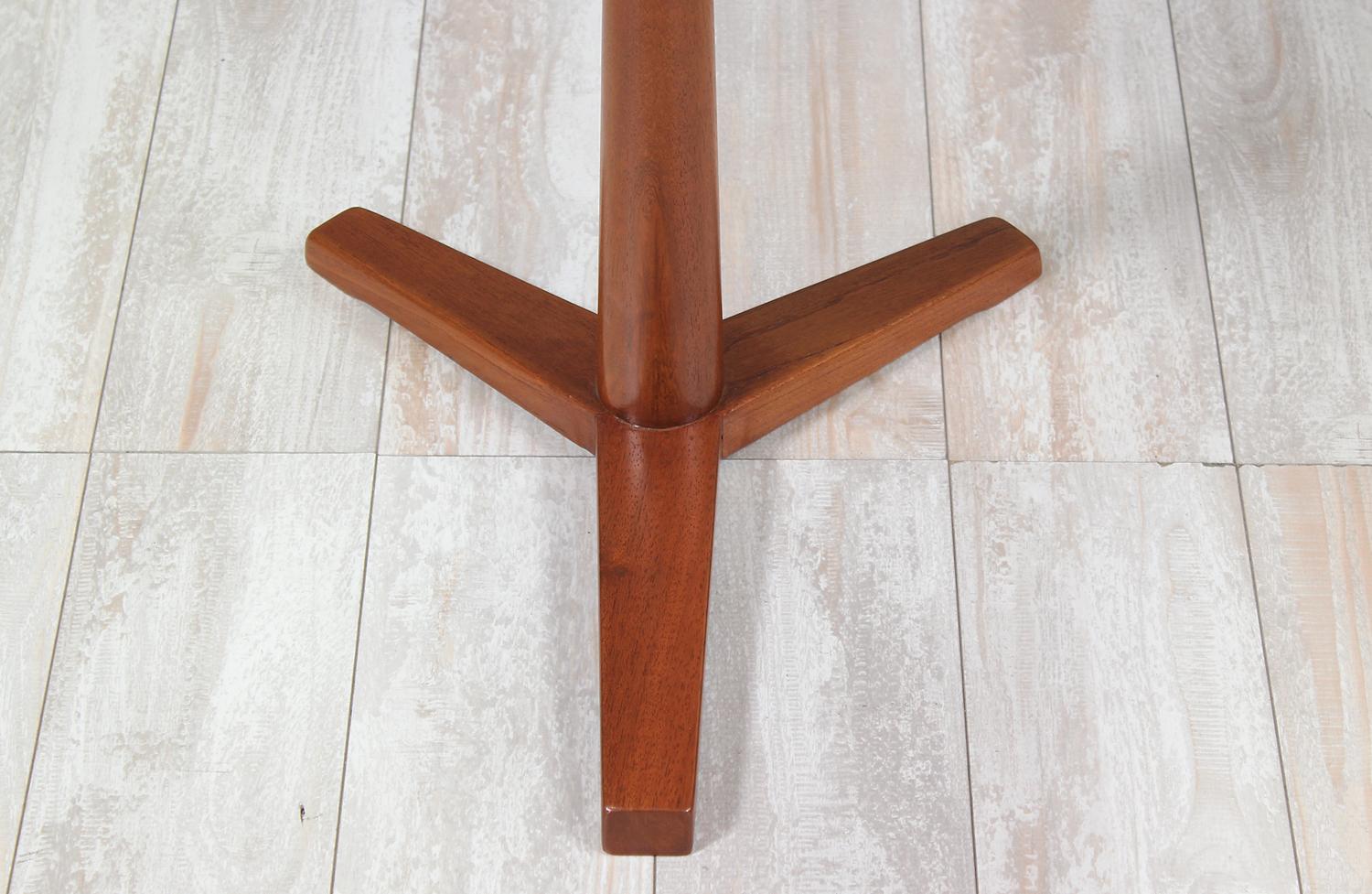 Swedish Modern Tri-Leg Teak Side Table by DUX In Excellent Condition In Los Angeles, CA