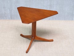 Schwedischer moderner dreieckiger Beistelltisch aus Teakholz mit dreibeinigem Fuß, 1950er Jahre