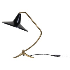 Lampada da tavolo moderna svedese a treppiede in ottone, Svezia, 1950