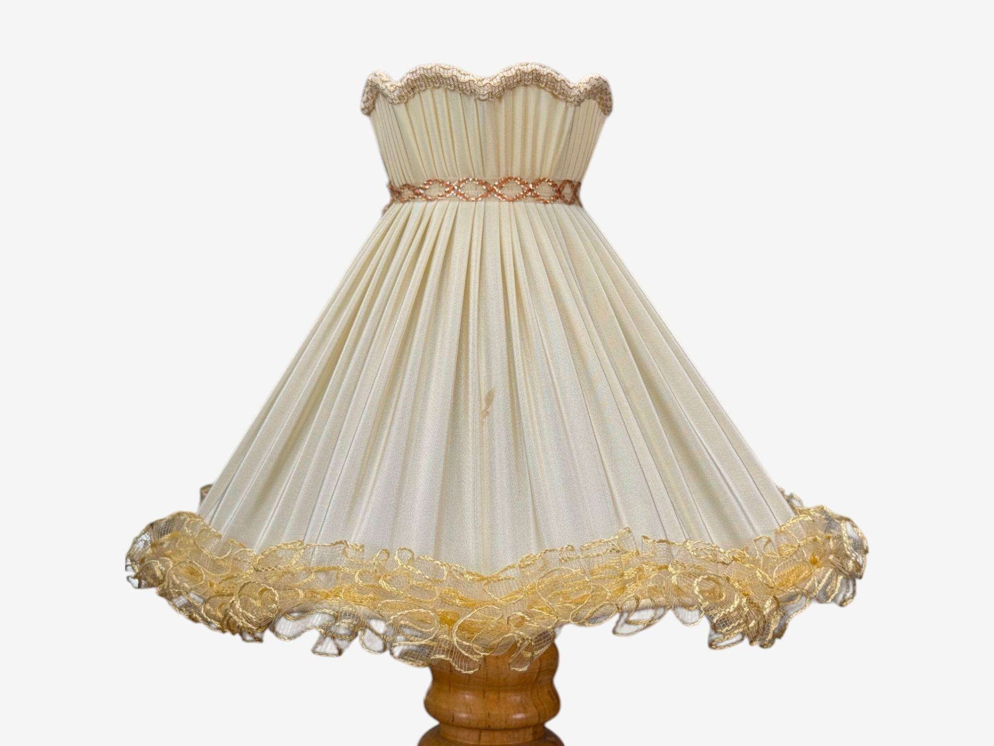 Moderna sueca, abedul torneado, seda, lámpara de mesa, Suecia, años 60 en Bueno estado para la venta en Manhasset, NY