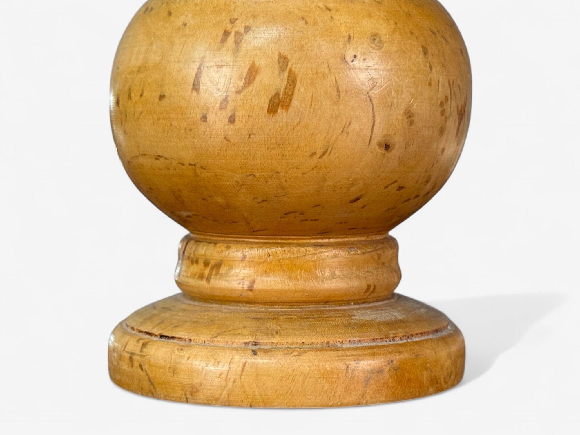 Moderna sueca, abedul torneado, seda, lámpara de mesa, Suecia, años 60 en venta 2