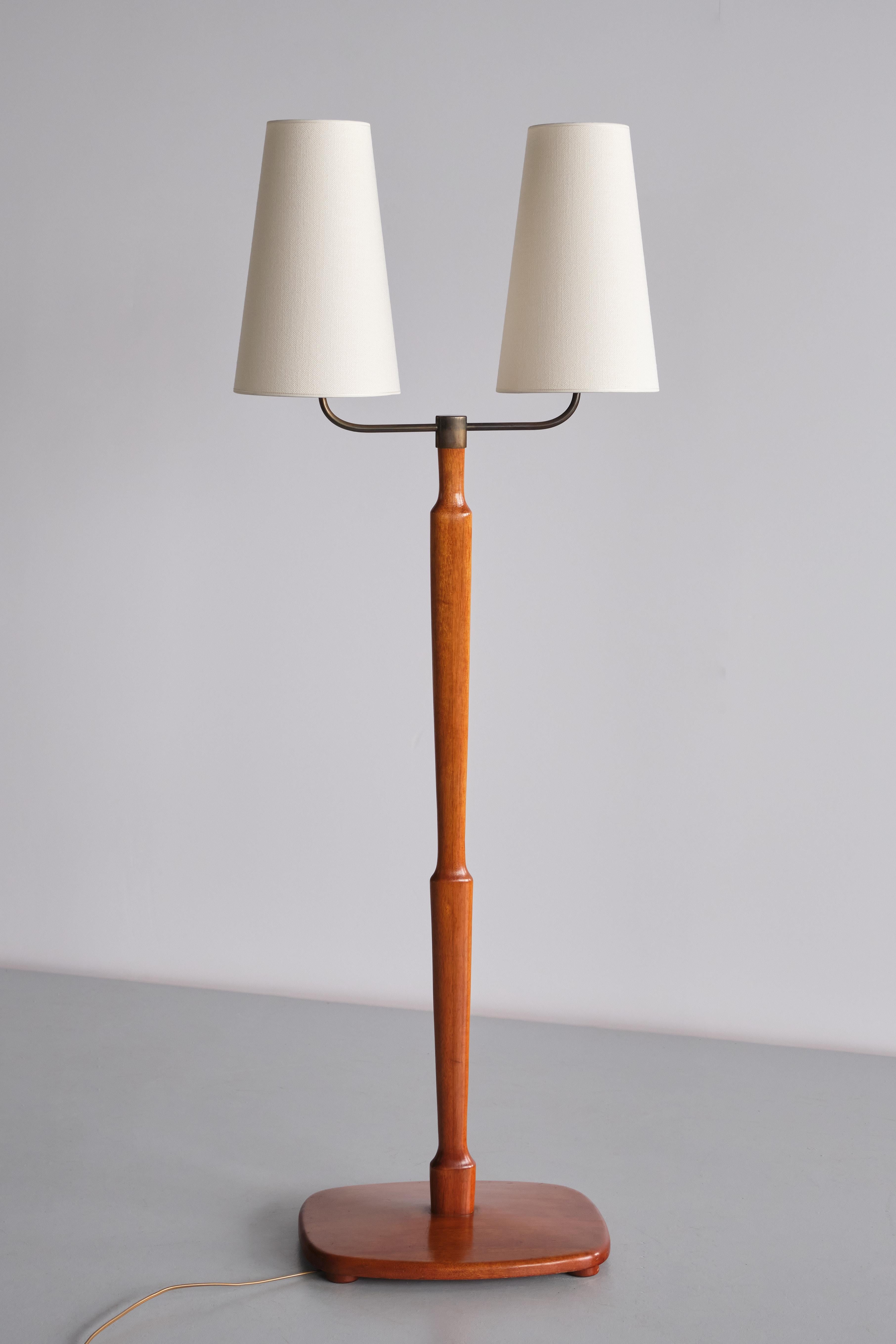 Swedish Modern Two Arm Floor Lamp in Teak Wood and Brass, Sweden, Late 1940s In Good Condition For Sale In The Hague, NL