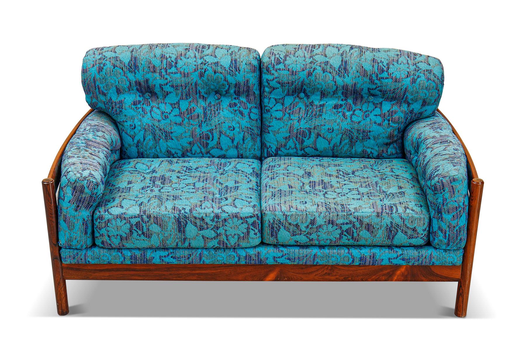 Schwedisches modernes zweisitziges Sofa aus Palisanderholz (Moderne der Mitte des Jahrhunderts) im Angebot