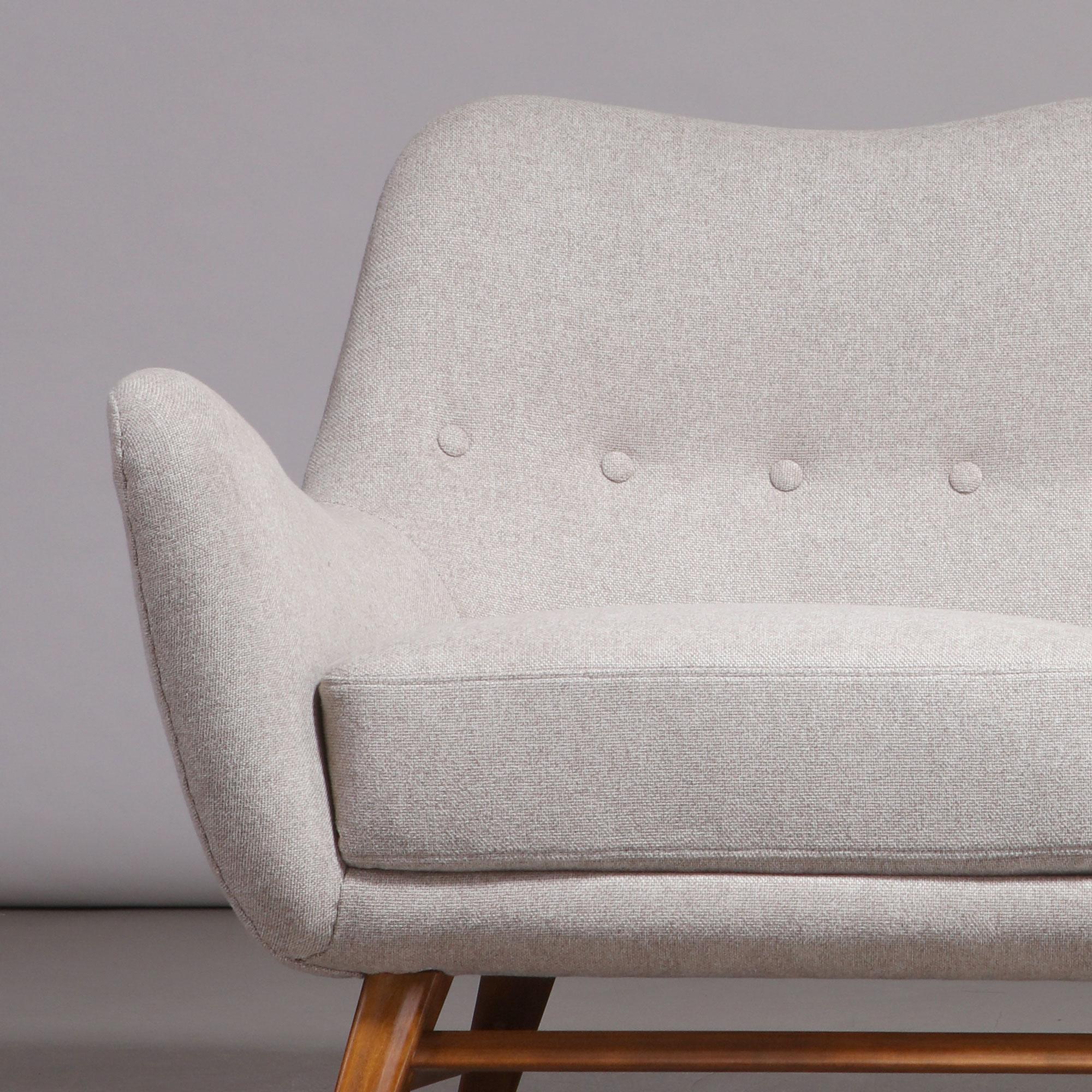 Swedish Modern Two-Seater Sofa in Light Fabric, 1950s In Good Condition For Sale In Prague, New Town