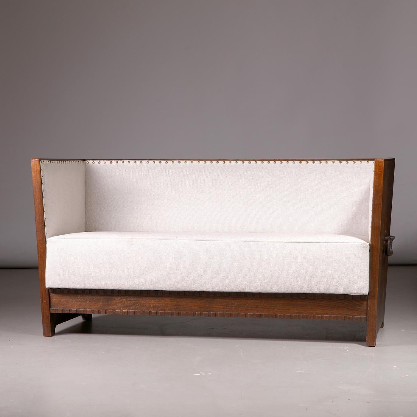Elegante divano moderno svedese a due posti, realizzato da un ebanista svedese negli anni Quaranta. Realizzata in legno di quercia, dettagli in ferro, elementi intagliati, rivestimento nuovo in tessuto chiaro.

Realizzato da un abile ebanista