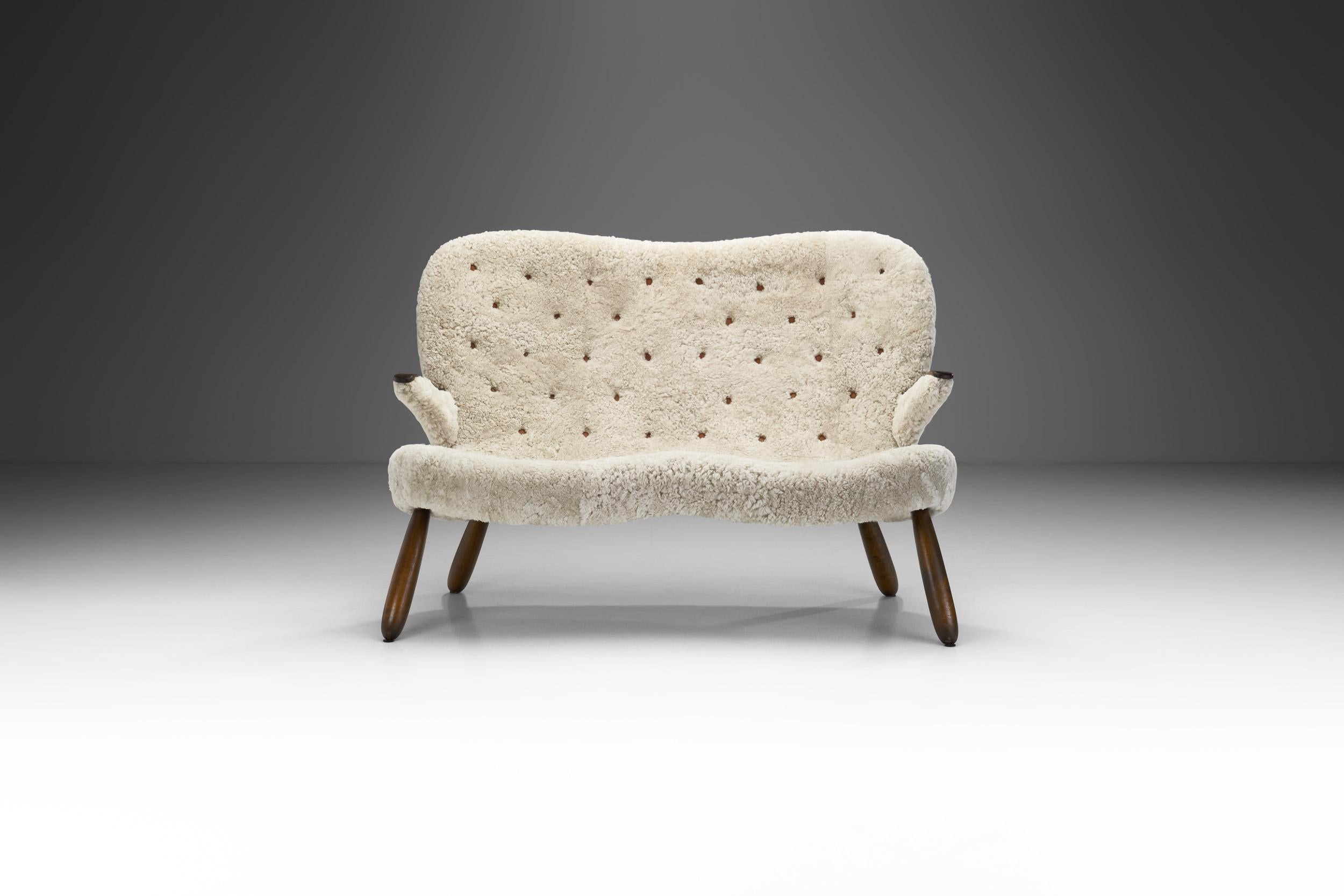 Scandinave moderne Canapé deux places moderne suédois en peau de mouton, Suède, années 1940 en vente
