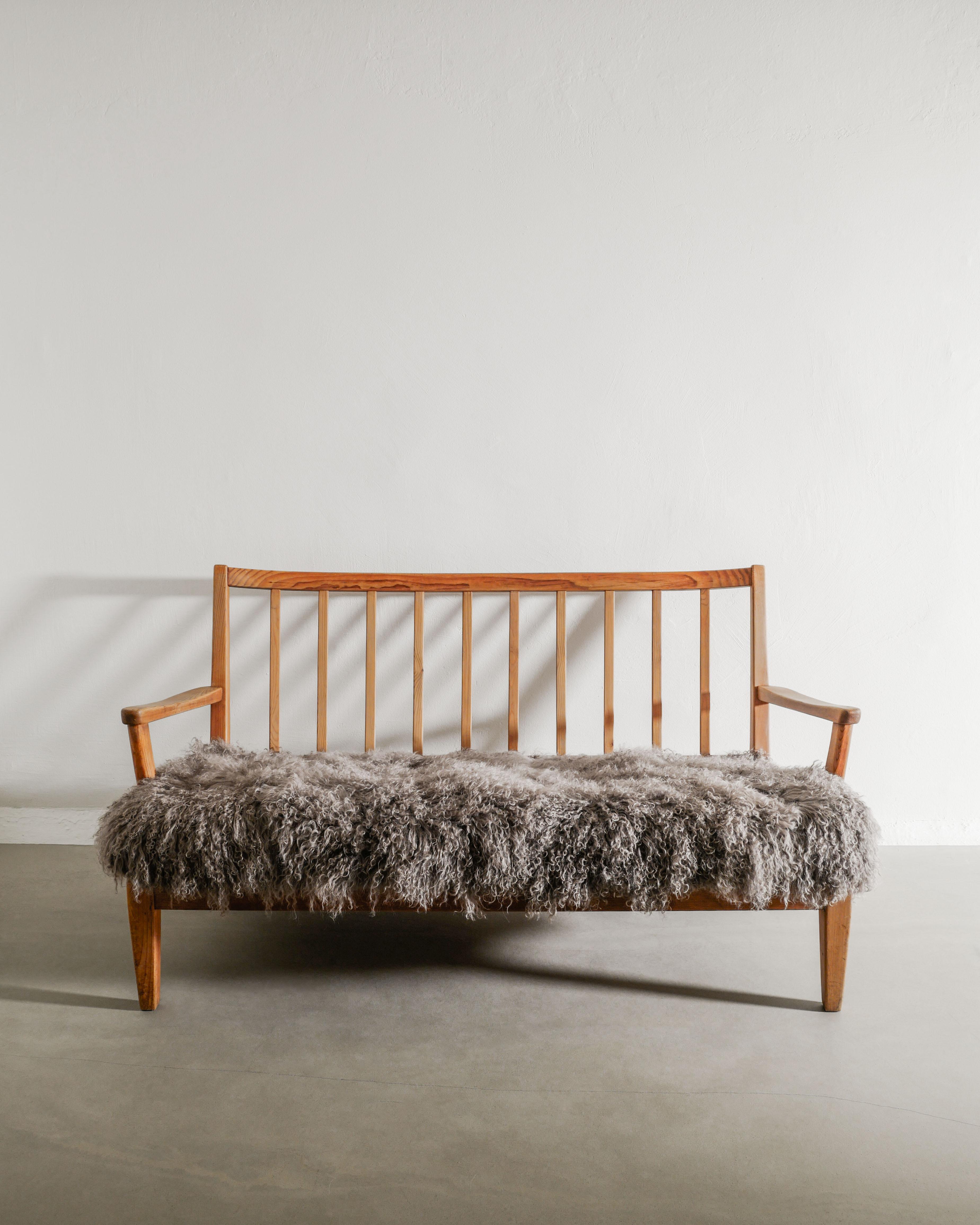 Ein sehr seltenes und frühes schwedisches Zweisitzer-Holzsofa Modell 