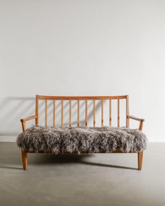 Canapé moderne suédois à deux places en pin et peau de mouton par Carl Malmsten 1940s