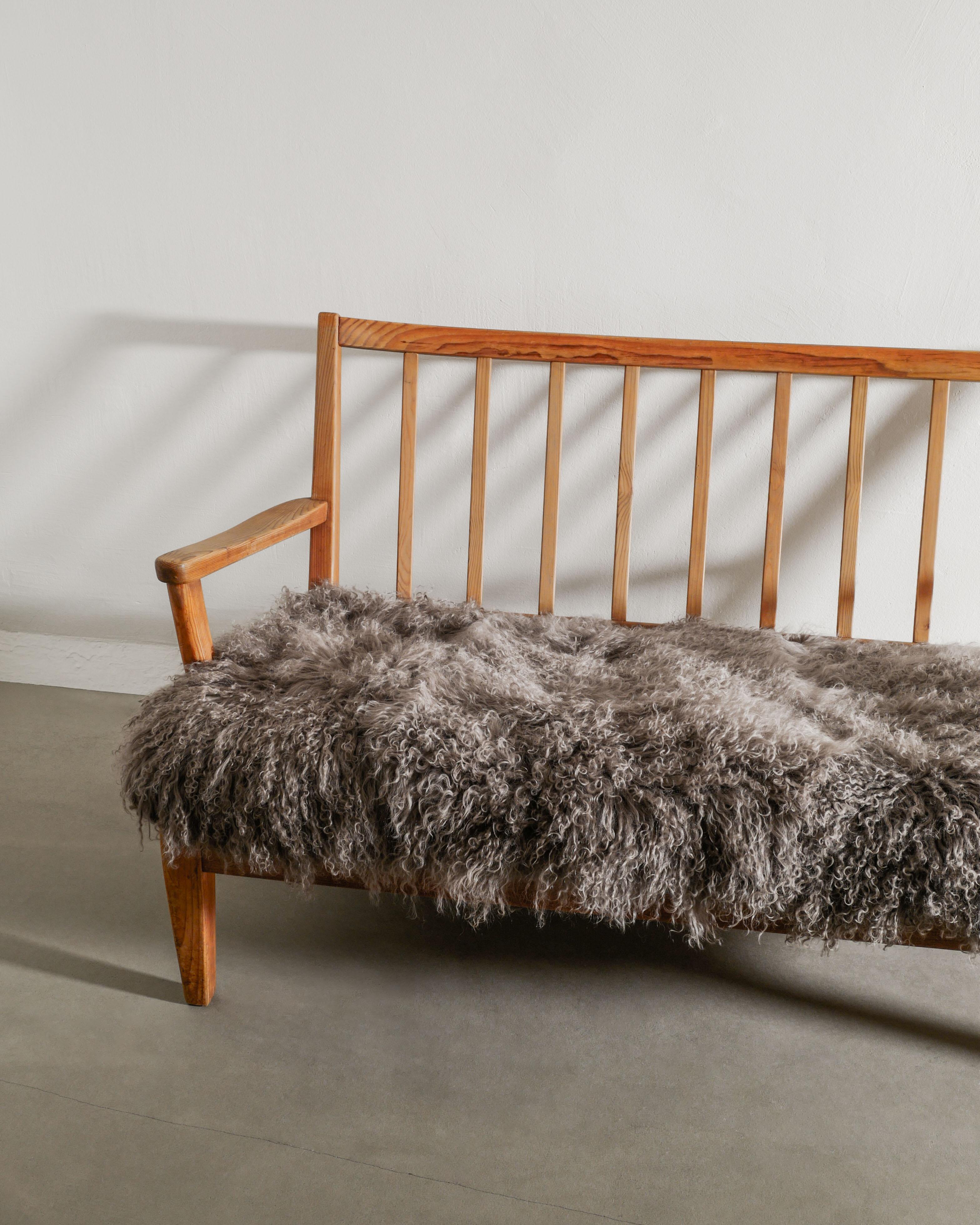Schwedisches modernes zweisitziges Holzsofa aus Kiefer und Schaffell von Carl Malmsten 1940er Jahre (Skandinavische Moderne) im Angebot