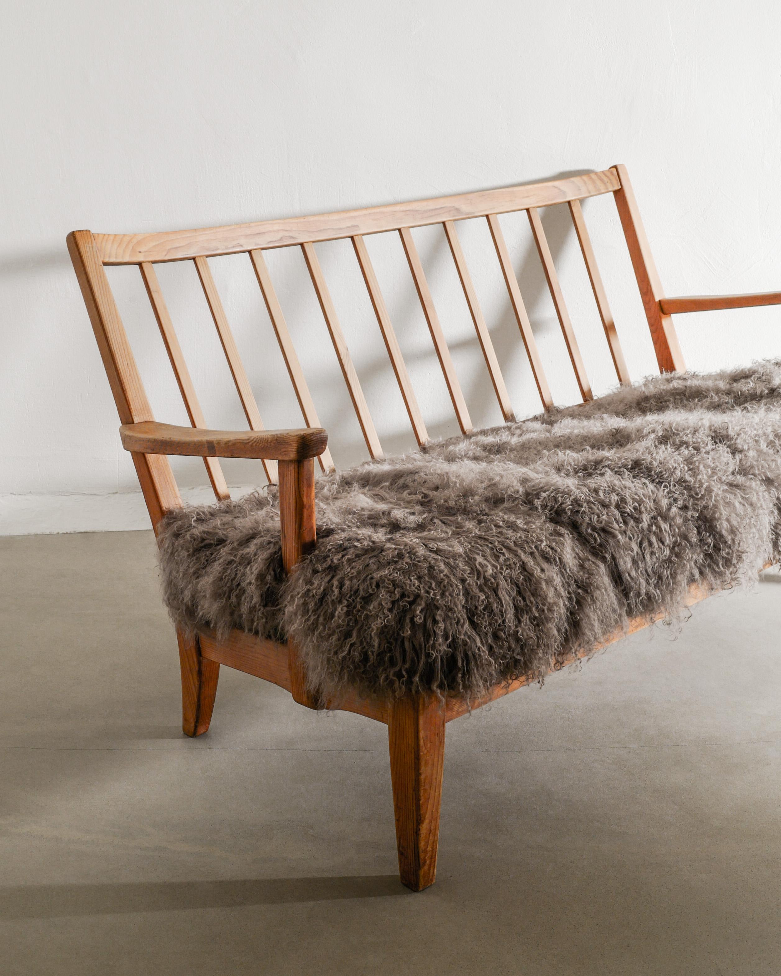 Schwedisches modernes zweisitziges Holzsofa aus Kiefer und Schaffell von Carl Malmsten 1940er Jahre im Zustand „Gut“ im Angebot in Stockholm, SE