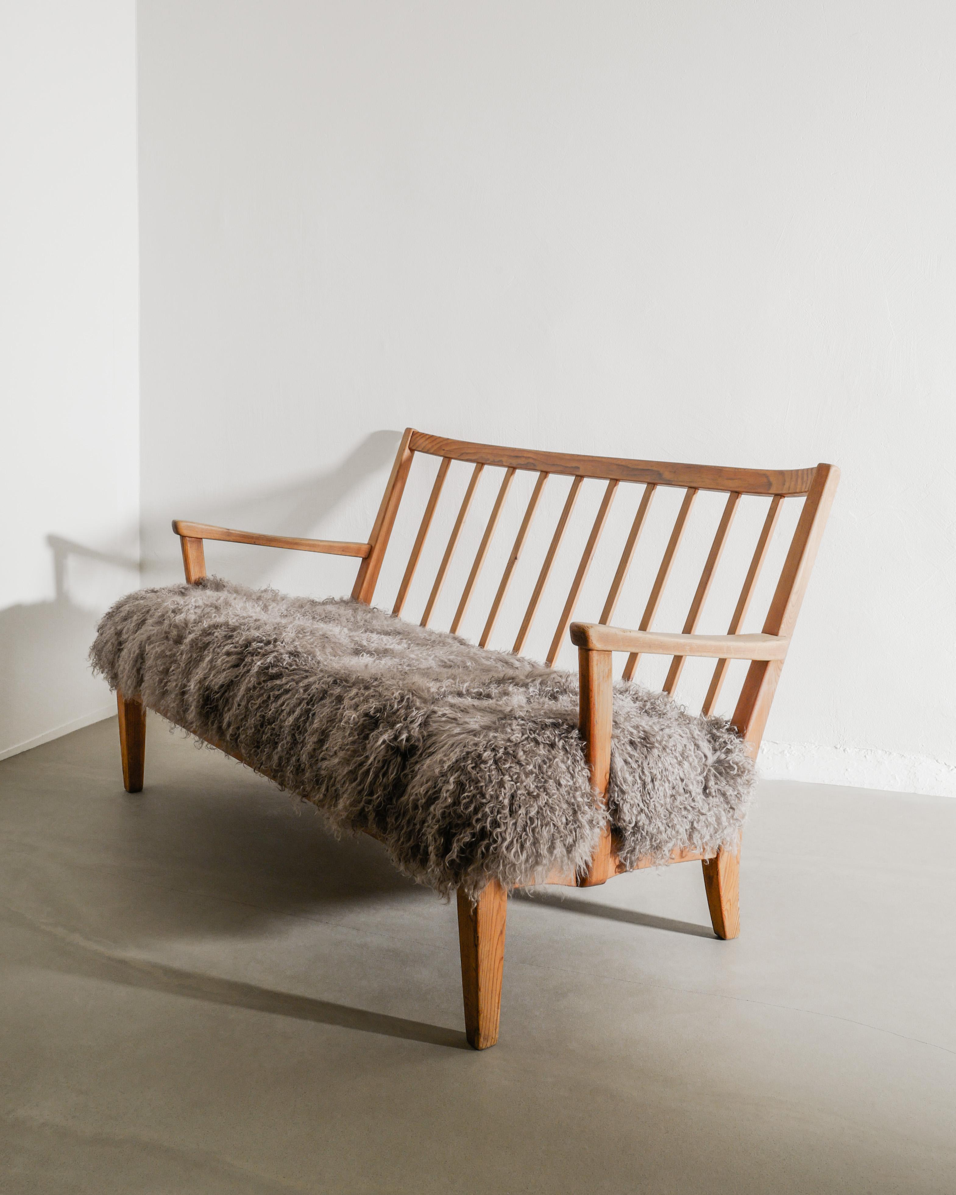 Schwedisches modernes zweisitziges Holzsofa aus Kiefer und Schaffell von Carl Malmsten 1940er Jahre (Mitte des 20. Jahrhunderts) im Angebot