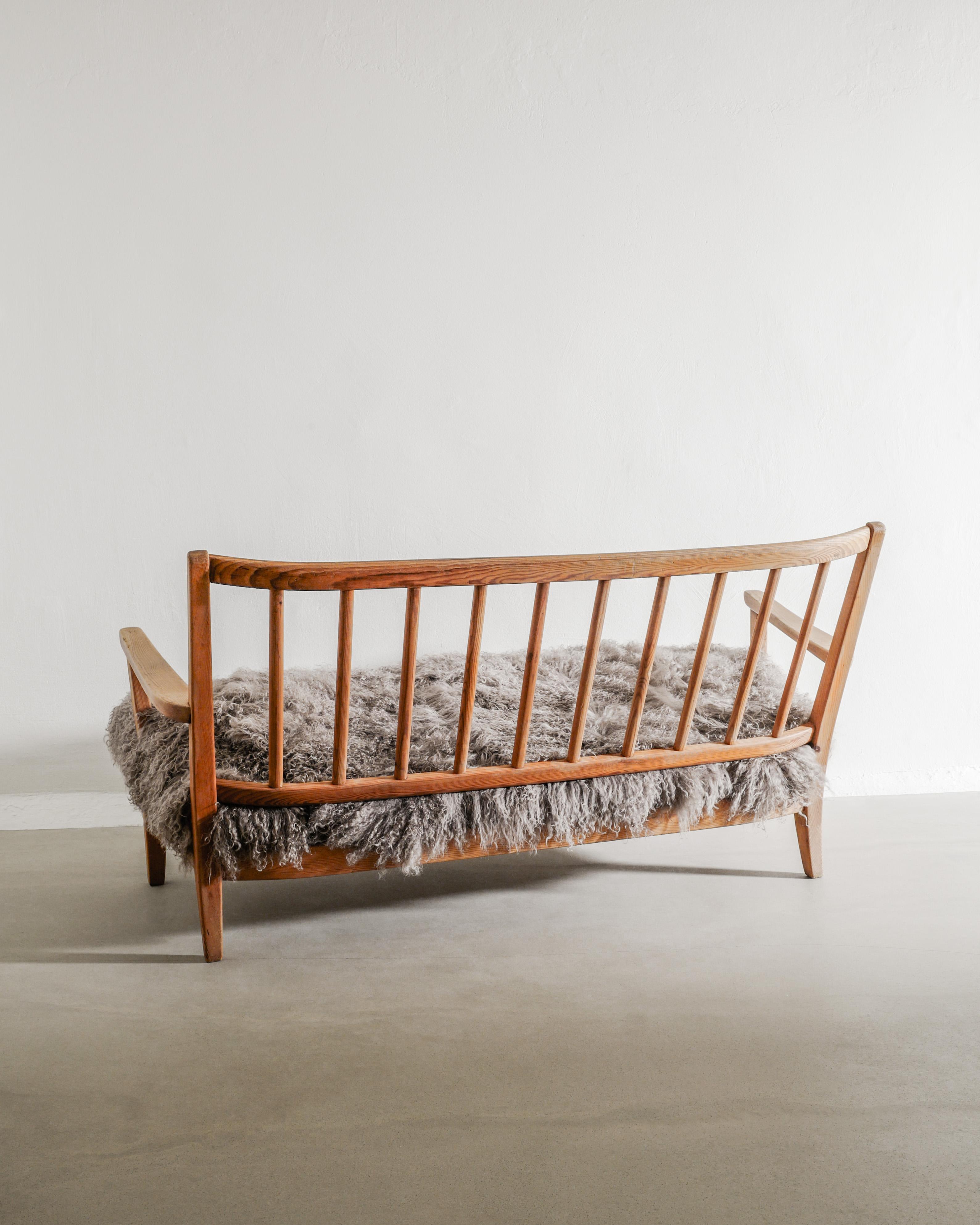 Schwedisches modernes zweisitziges Holzsofa aus Kiefer und Schaffell von Carl Malmsten 1940er Jahre (Schaffell und Schafleder) im Angebot