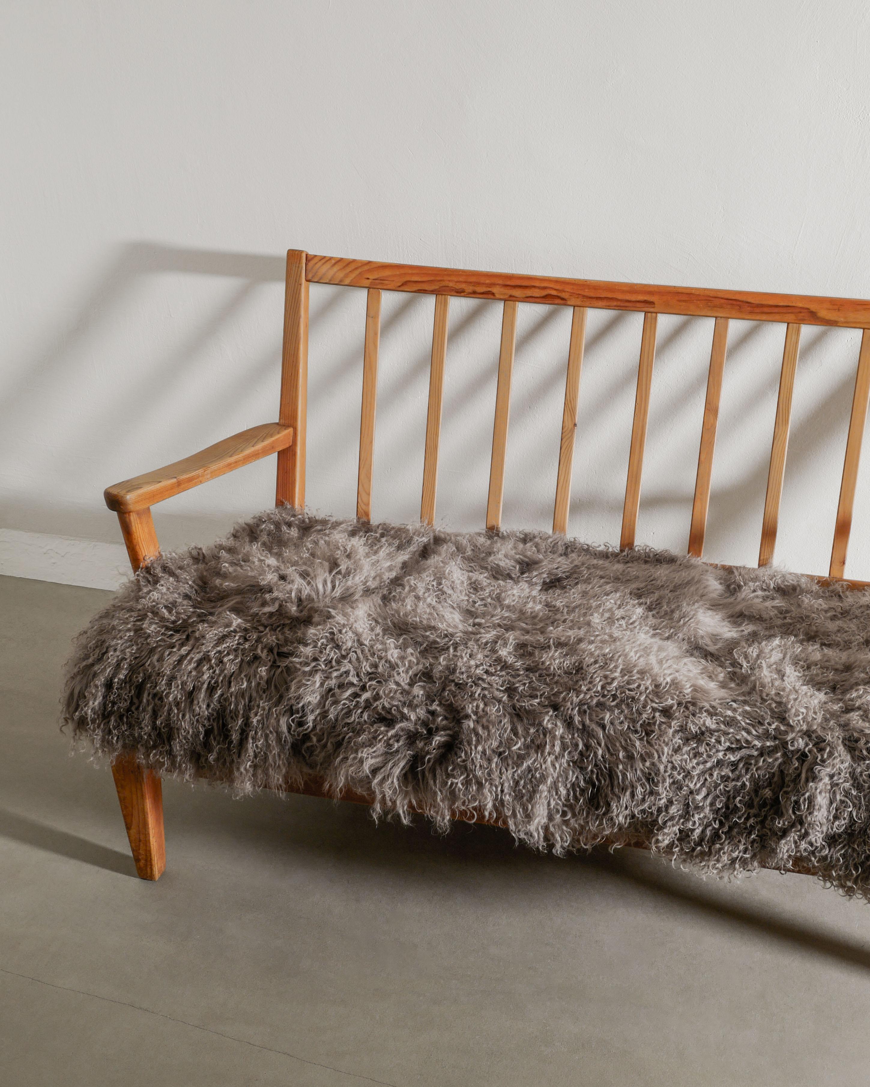 Schwedisches modernes zweisitziges Holzsofa aus Kiefer und Schaffell von Carl Malmsten 1940er Jahre im Angebot 1