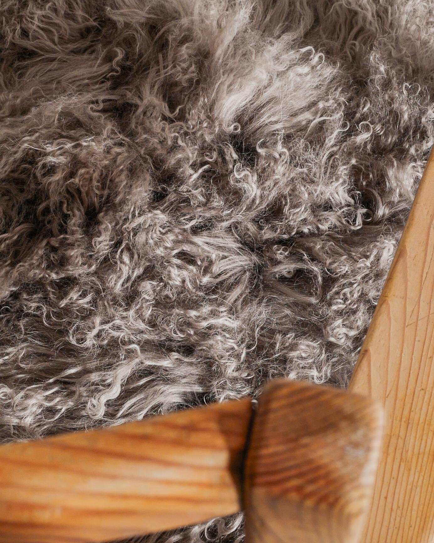 Schwedisches modernes zweisitziges Holzsofa aus Kiefer und Schaffell von Carl Malmsten 1940er Jahre im Angebot 2