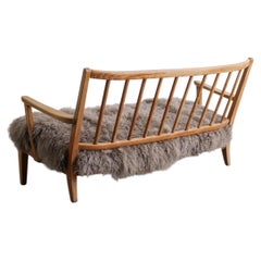 Schwedisches modernes zweisitziges Holzsofa aus Kiefer und Schaffell von Carl Malmsten 1940er Jahre