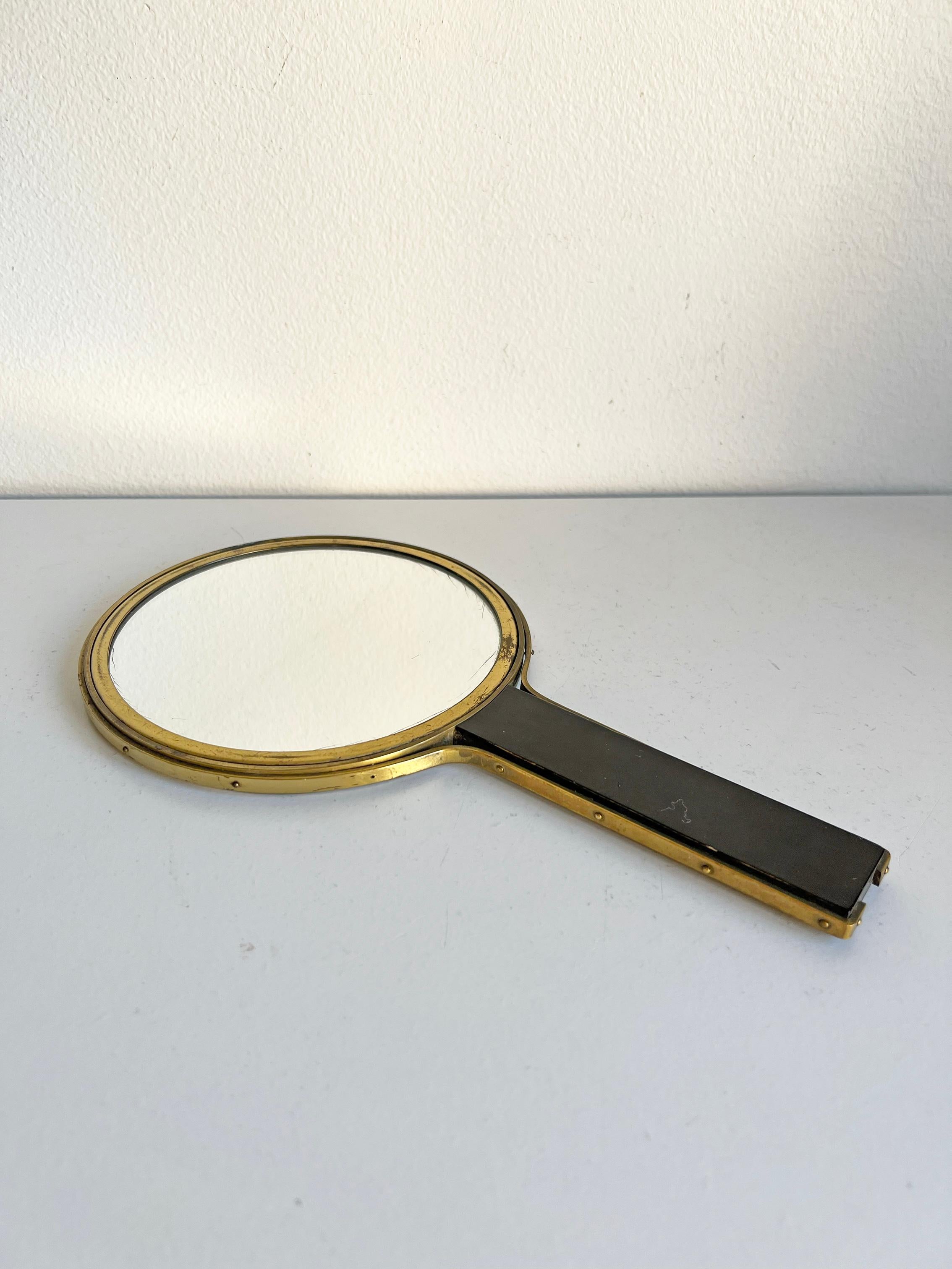 Sehr seltener, zweiseitiger Spiegel aus Messing und Holz, zugeschrieben Ivar Ålenius-Björk für Ystad-Metall - 1939. 
Guter Vintage-Zustand, alters- und gebrauchsbedingte Abnutzung. Altersgemäße Patina/Abnutzung an den Metallteilen. Spiegel selbst