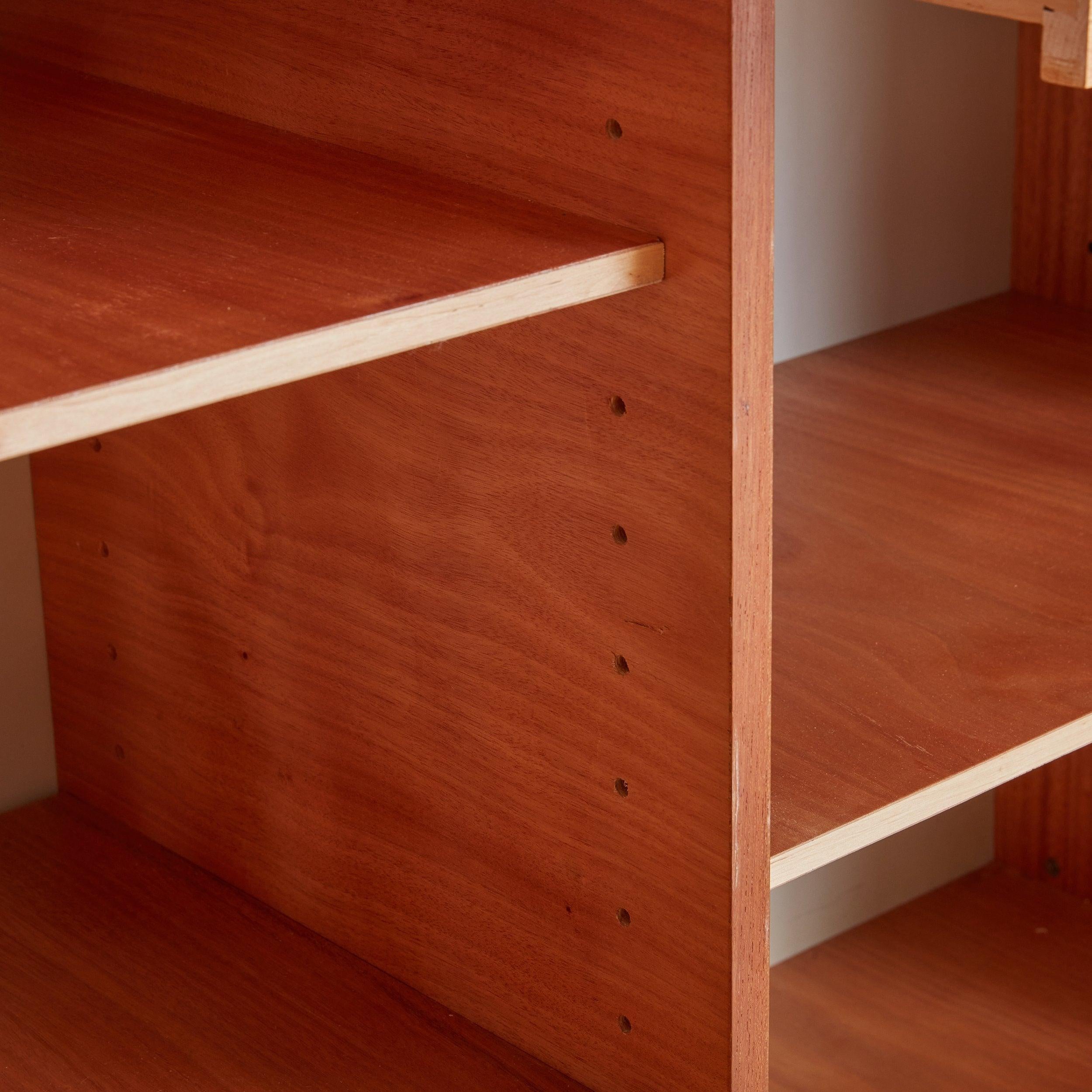 Ein atemberaubender, zweifarbiger Schrank der schwedischen Moderne aus massivem Teakholz in einem satten Kirschton mit kontrastierenden blonden Details. Dieser Schrank zeichnet sich durch skulpturale Griffe, zwei Schlüssellöcher aus Metall, konisch