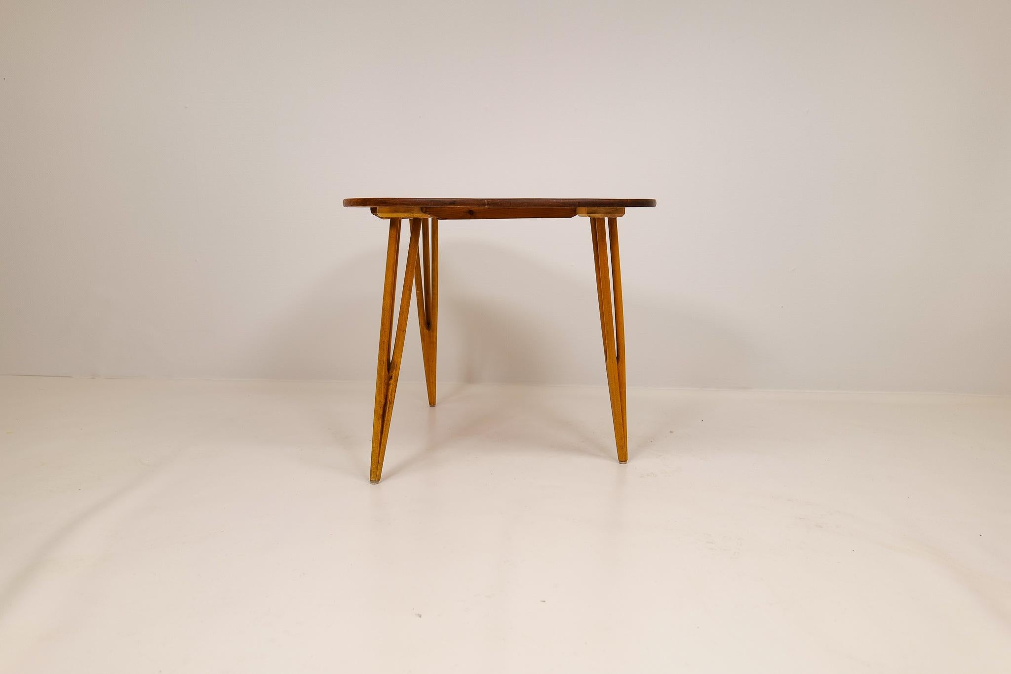 Magnifique table basse en forme de rein, fabriquée en pin. Celui-ci est une pièce unique. 

État vintage, usure conforme à l'âge et à l'utilisation. 

Dimensions. H 60 D 50 W 80 cm.
 