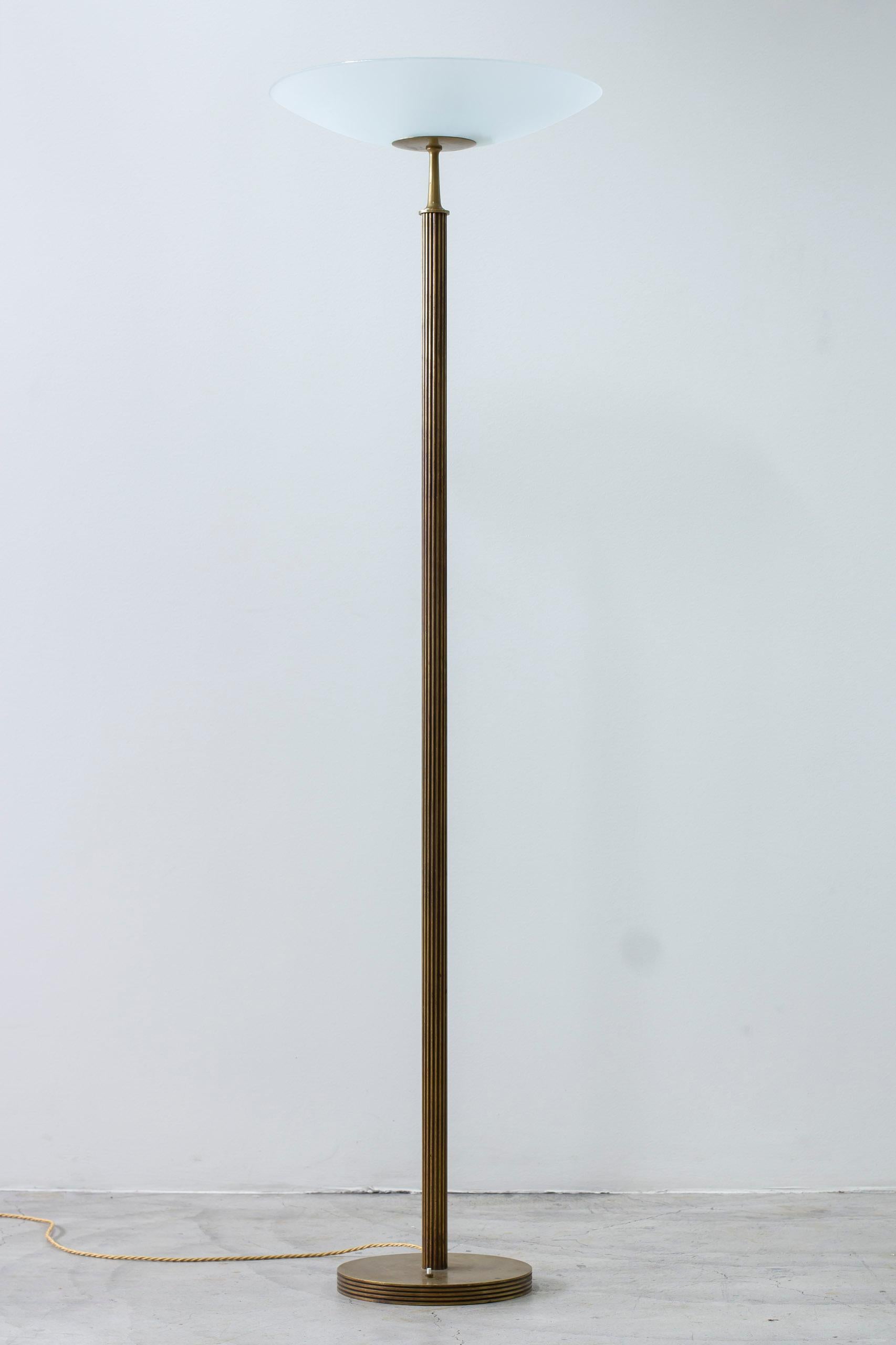 Swedish Modern uplight floor lamp model 2614 by Bröderna Malmströms In Good Condition For Sale In Hägersten, SE