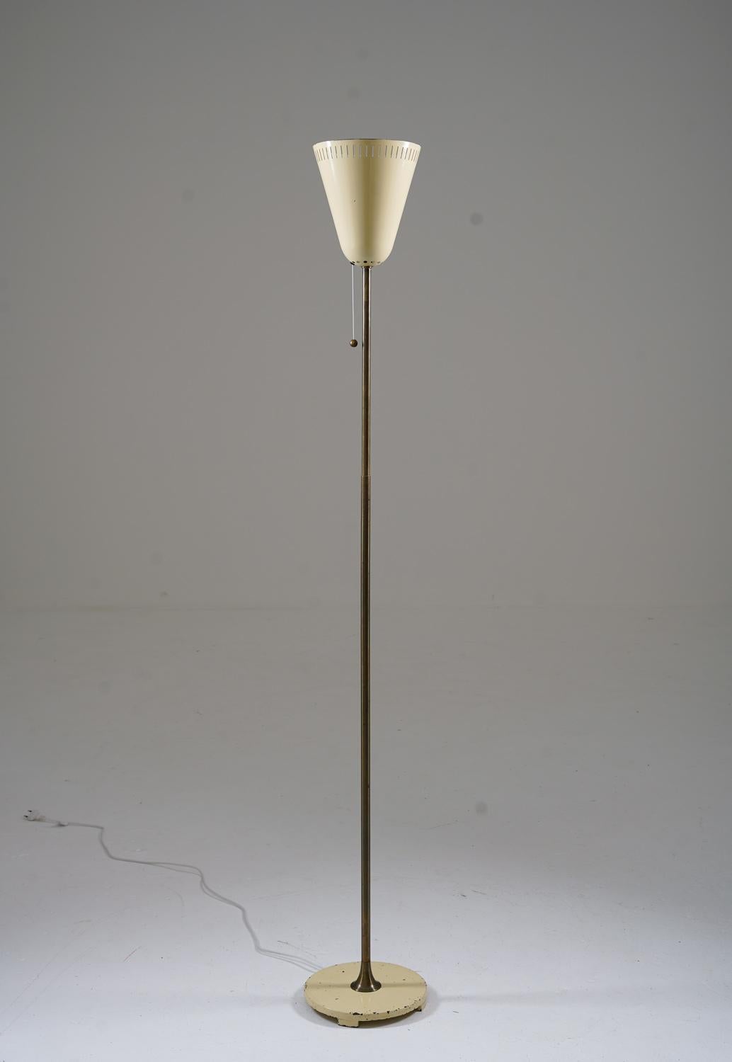 Uplight floor lamp by ASEA, Sweden, 1940s.
Beautiful lamp with a minimalistic design with beautiful details. The base has its original cream-white paint, while the rod is made of brass. The light source is hidden by a perforated metal shade in the