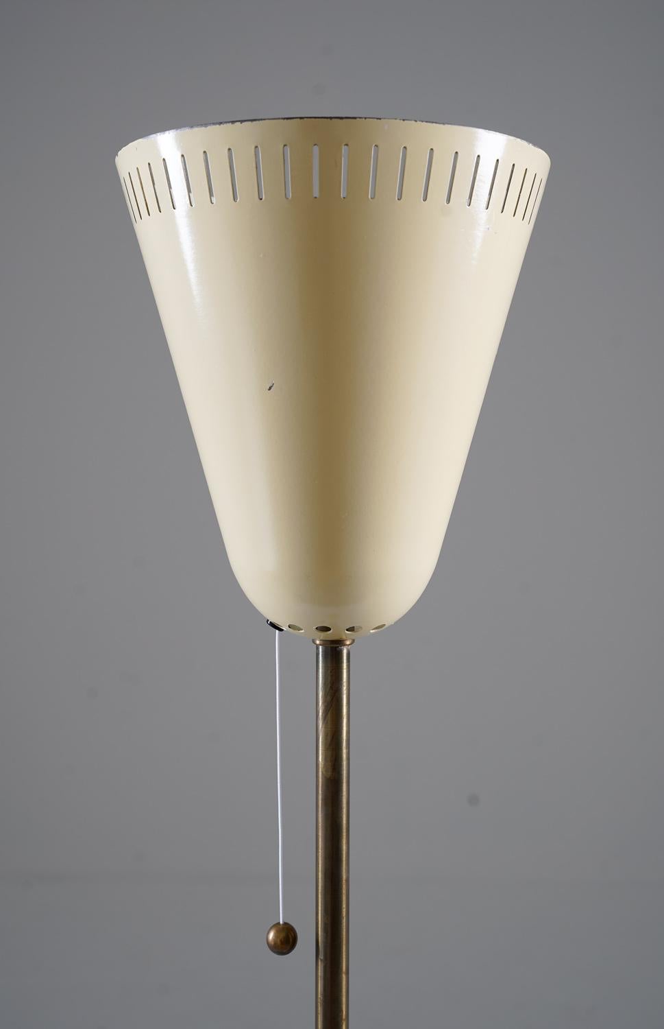 Scandinave moderne Lampadaires modernes suédois en laiton par ASEA en vente