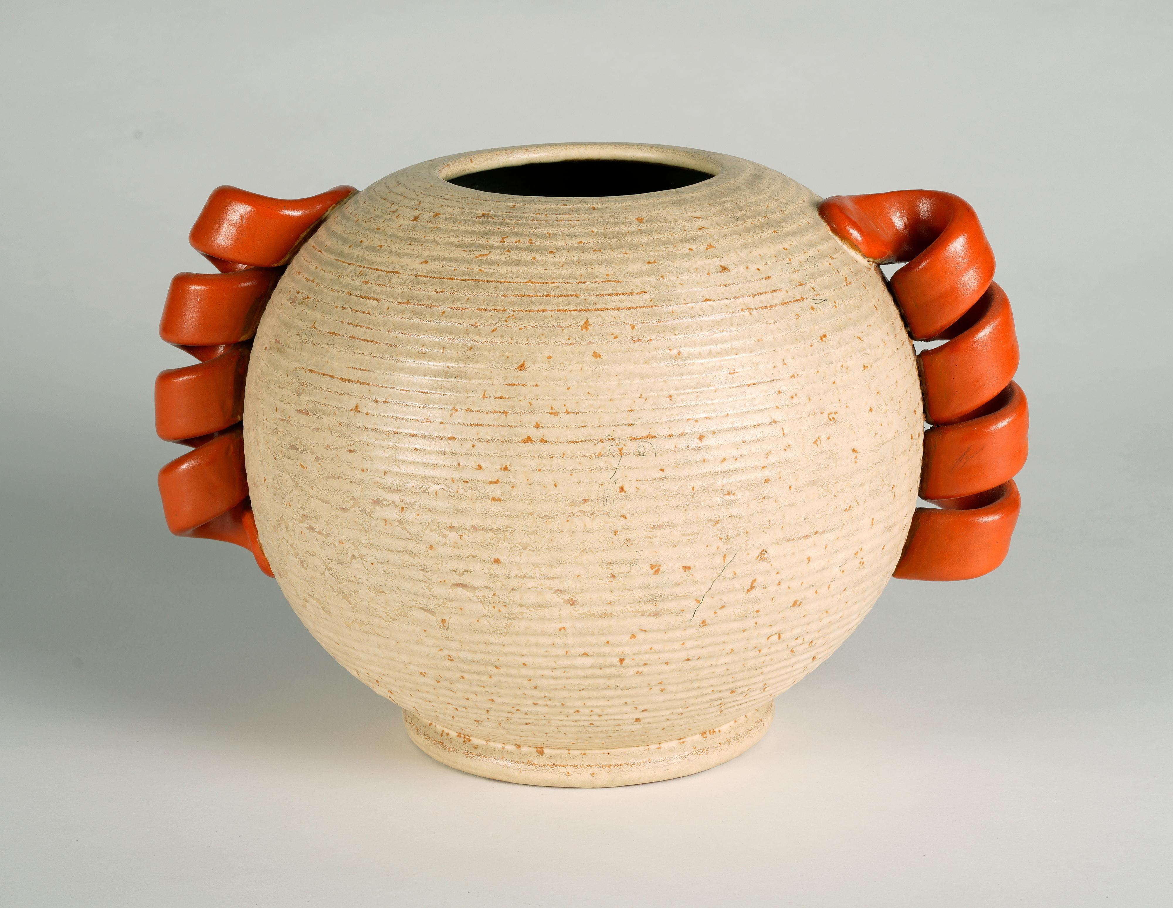 Vaso in ceramica di grande effetto con manici a spirale e smalto rosso corallo. È stata prodotta da Andersson & Johansson negli anni Trenta. Andersson & Johansson si sono ispirati a Goldsheider e al suo uso dei colori. 

Buone condizioni.