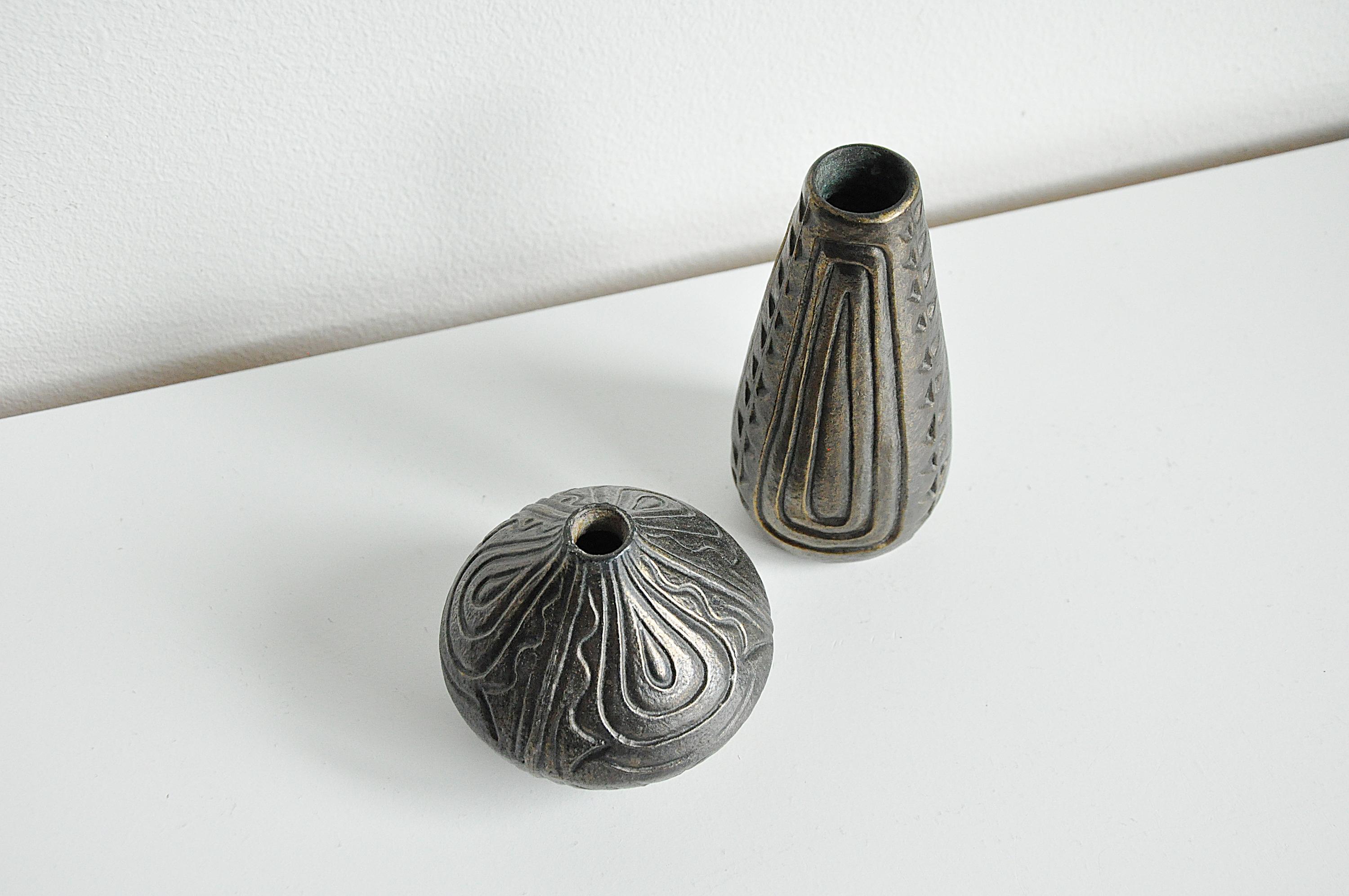 Dos jarrones decorativos diseñados por la escultora sueca Sonja Katzin, (1919-2014). 
Producido por Nils Johan, Suecia, hacia la década de 1950. 

2 medidas diferentes: 
Altura: unos 12,3 cm, anchura: unos 6 cm 
Altura: unos 7,5 cm, anchura: