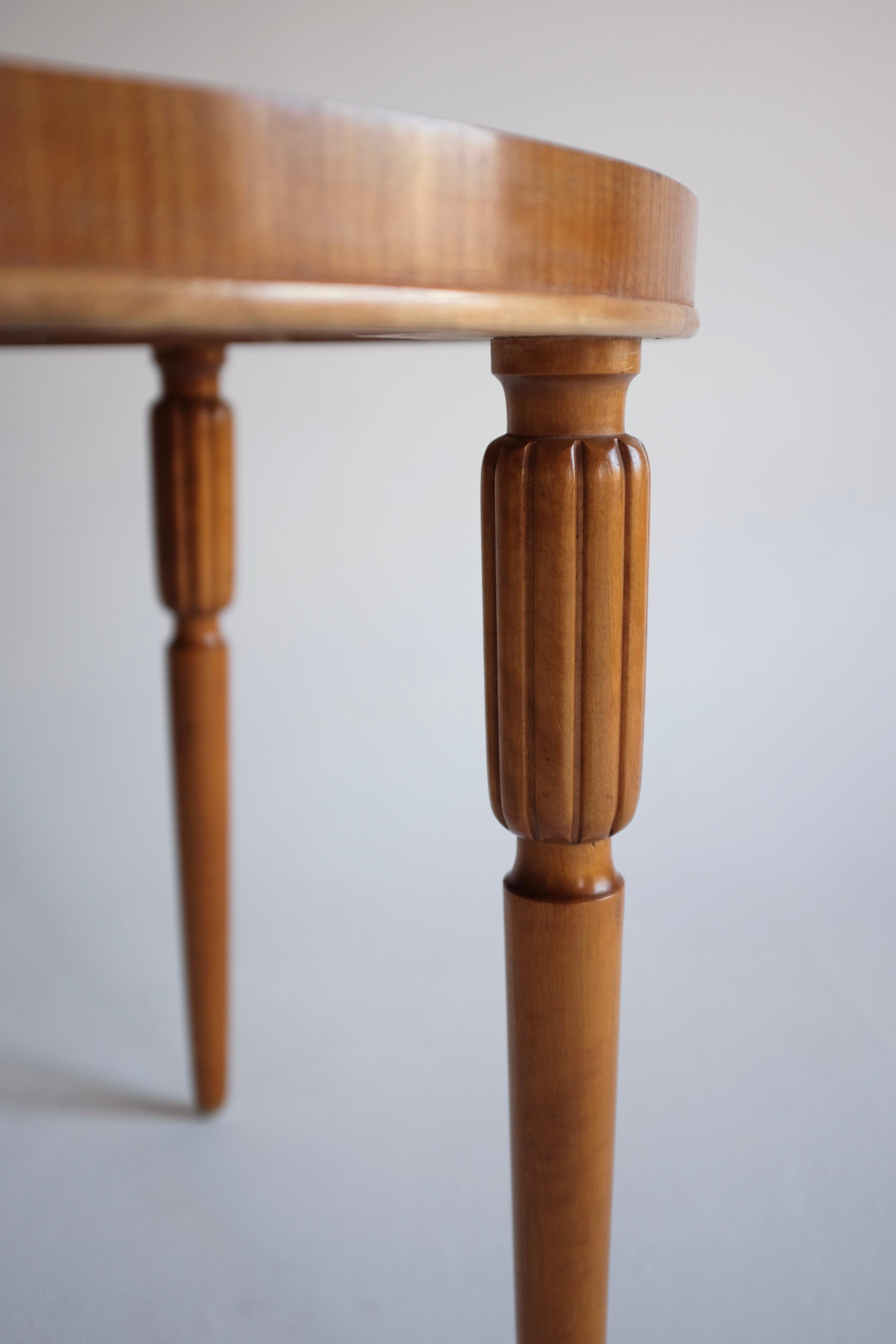Swedish Modern Veneered Centre table In Good Condition For Sale In New York, NY