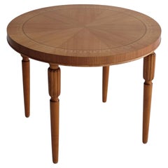 Table centrale suédoise moderne en placage