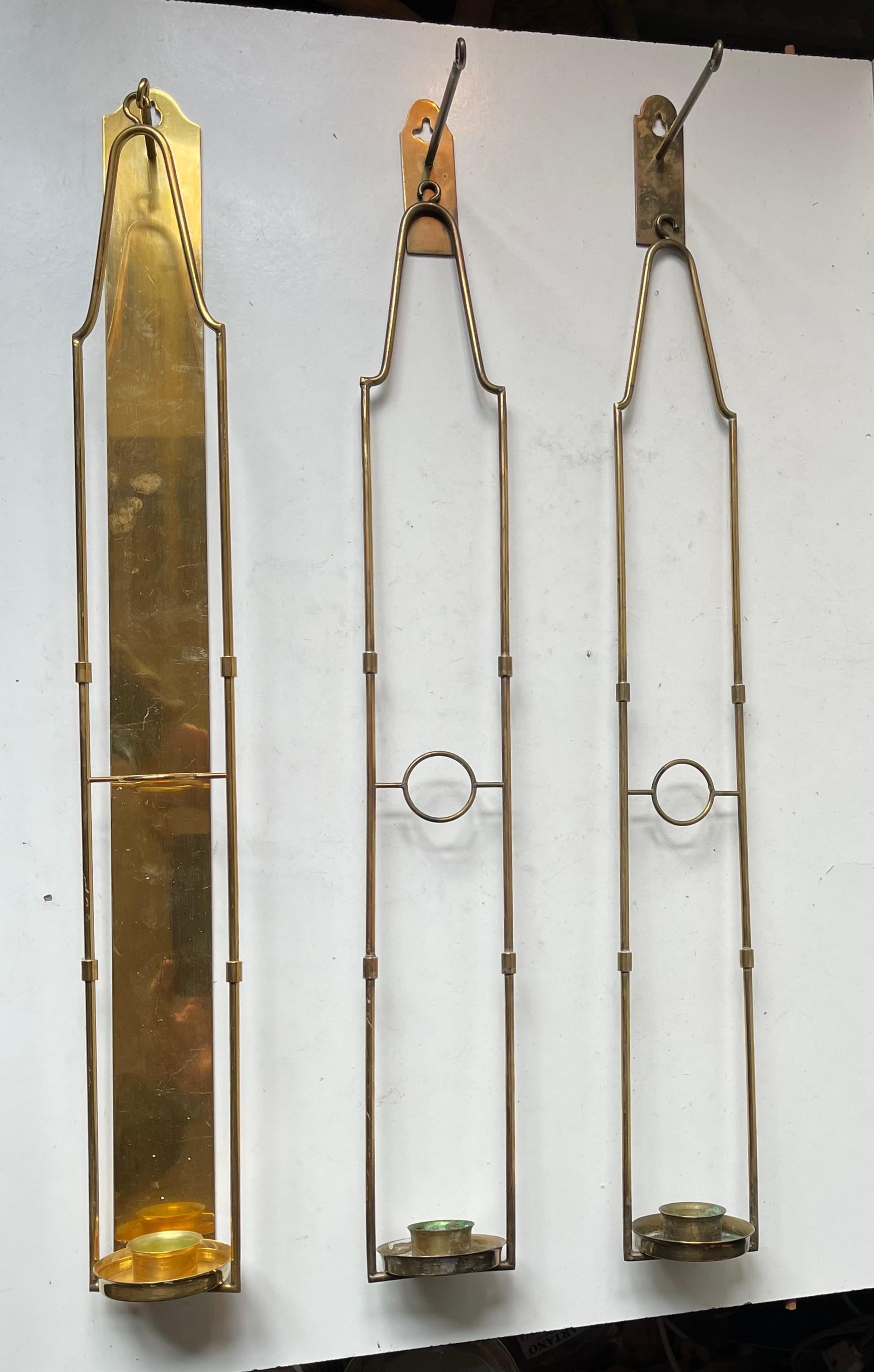 Ein stilvolles Trio von länglichen Kerzenhaltern für die Wandmontage. Hergestellt in Schweden um 1950-60 in einem Stil, der an Hans Agne Jakobsson erinnert. Sie werden mit Abstandshaltern aufgehängt, die ihnen dieses freie, ungestörte und einfache