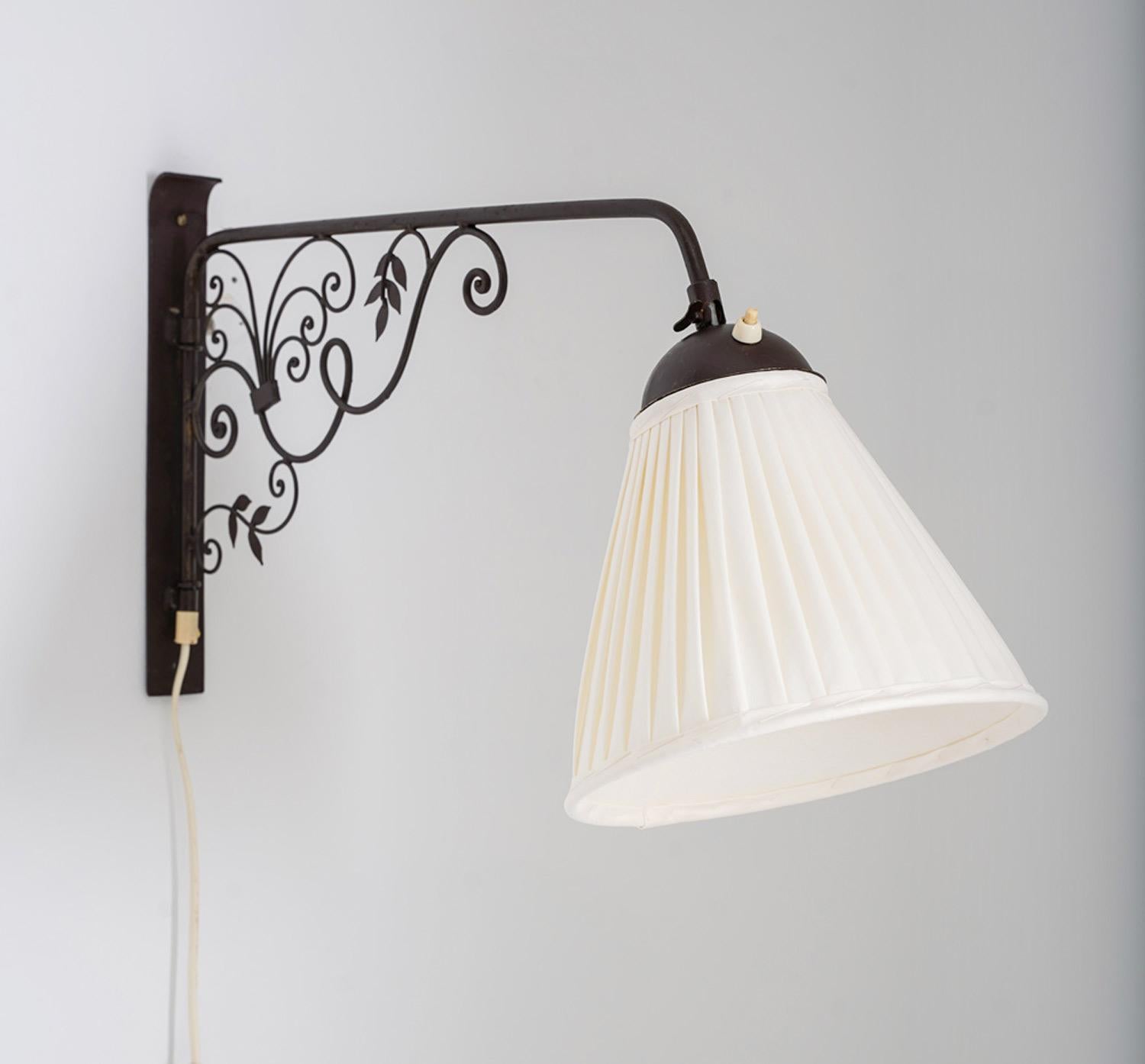 Elegante lampada da parete, modello 2339, progettata e prodotta da Luco in Svezia negli anni '40. Un ottimo esempio della semplicità e della maestria senza tempo del design moderno svedese. La lampada è completata da un paralume di nuova fattura,