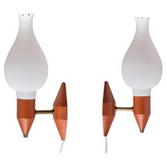 Lampes murales modernes suédoises en bois de teck, laiton et verre opalin, Suède, années 1950