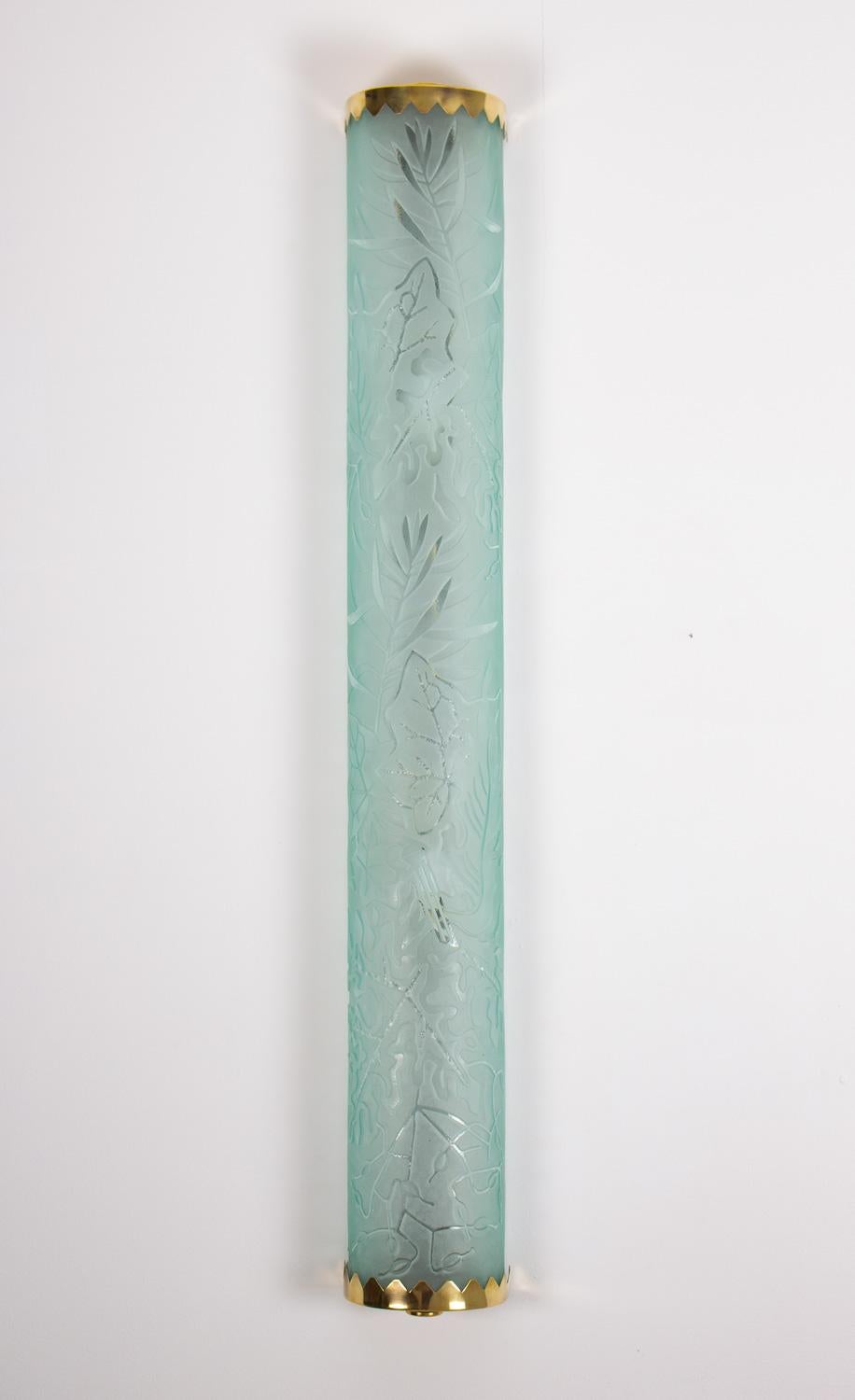 Großer und seltener Wandleuchter von Carl Erik Bodén für Glössner, 1940er Jahre.
Diese beeindruckende Leuchte verfügt über zwei Lichtquellen (ursprünglich für eine Leuchtstofflampe), die von einem großen Glasschirm verdeckt werden, der mit einem