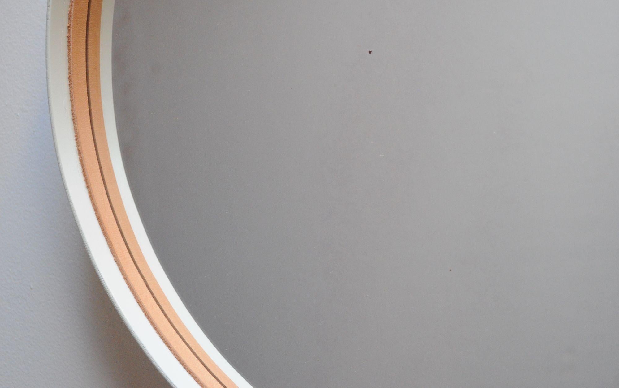 Specchio moderno svedese in legno di bengala bianco con cinghia di cuoio per appenderlo di Glas Mäster in vendita 2