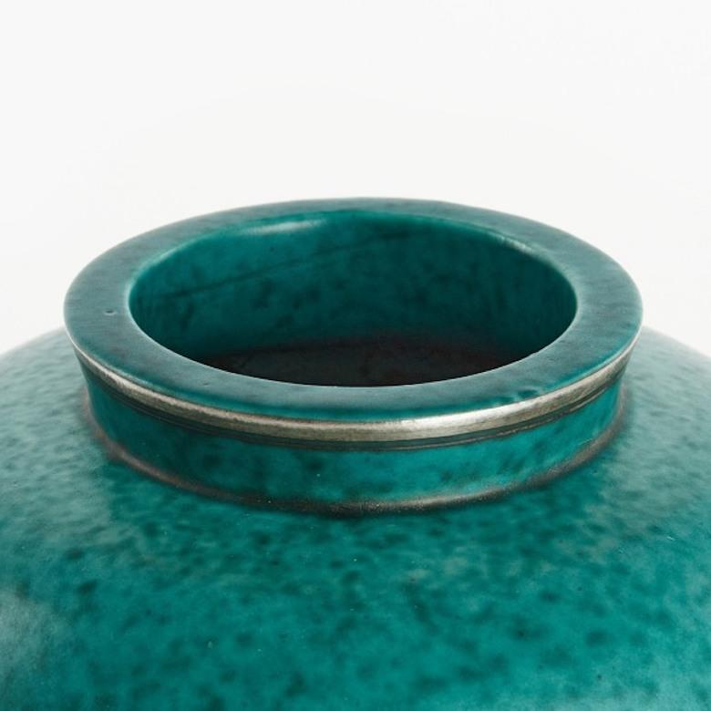 Schwedische Moderne Wilhelm Kåge Argenta Vase, grün glasiertes Steingut und Silber (Glasiert) im Angebot