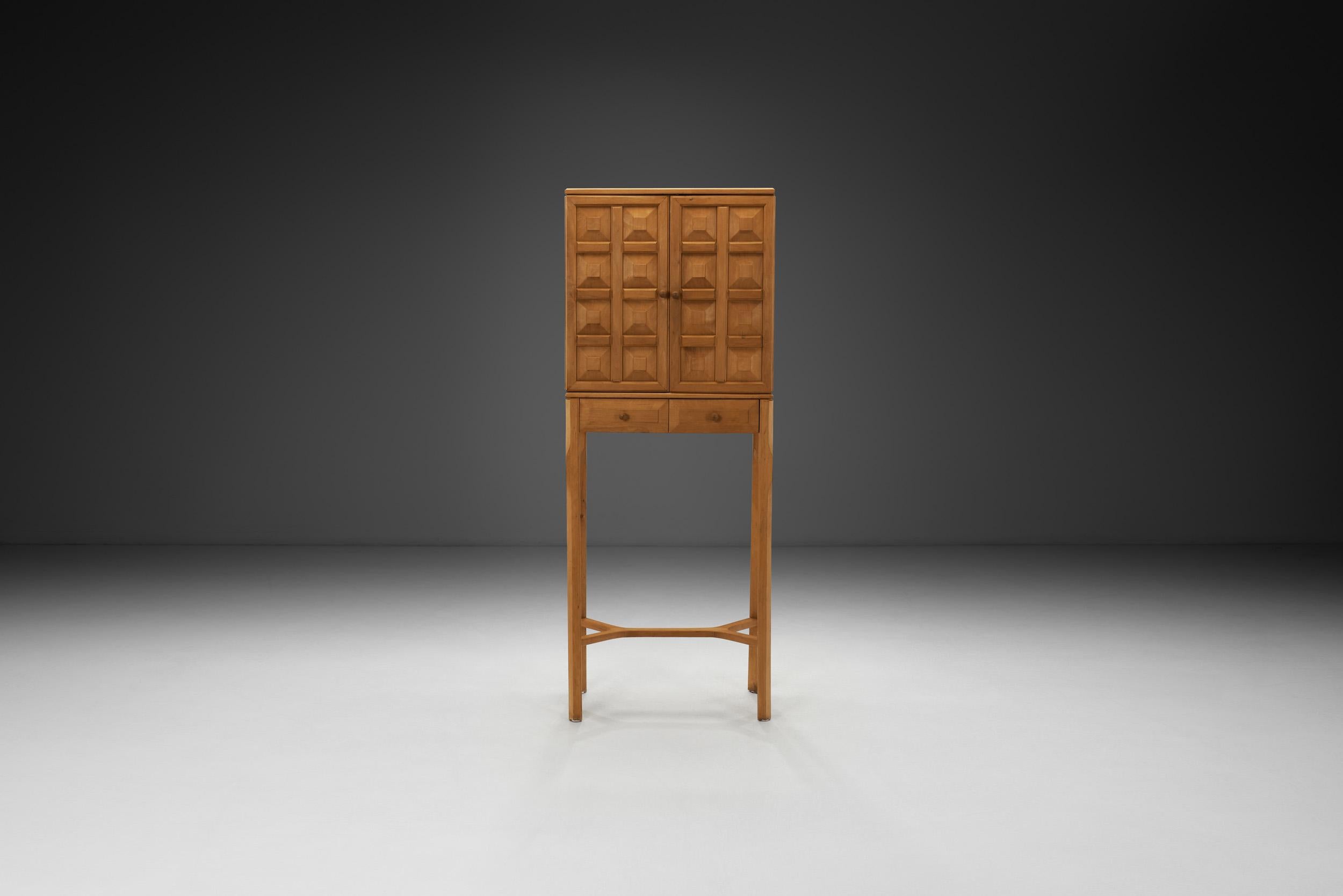 Armario moderno sueco de madera de Ulf Ekdahl (Attr.), Suecia mediados del siglo XX Sueco en venta
