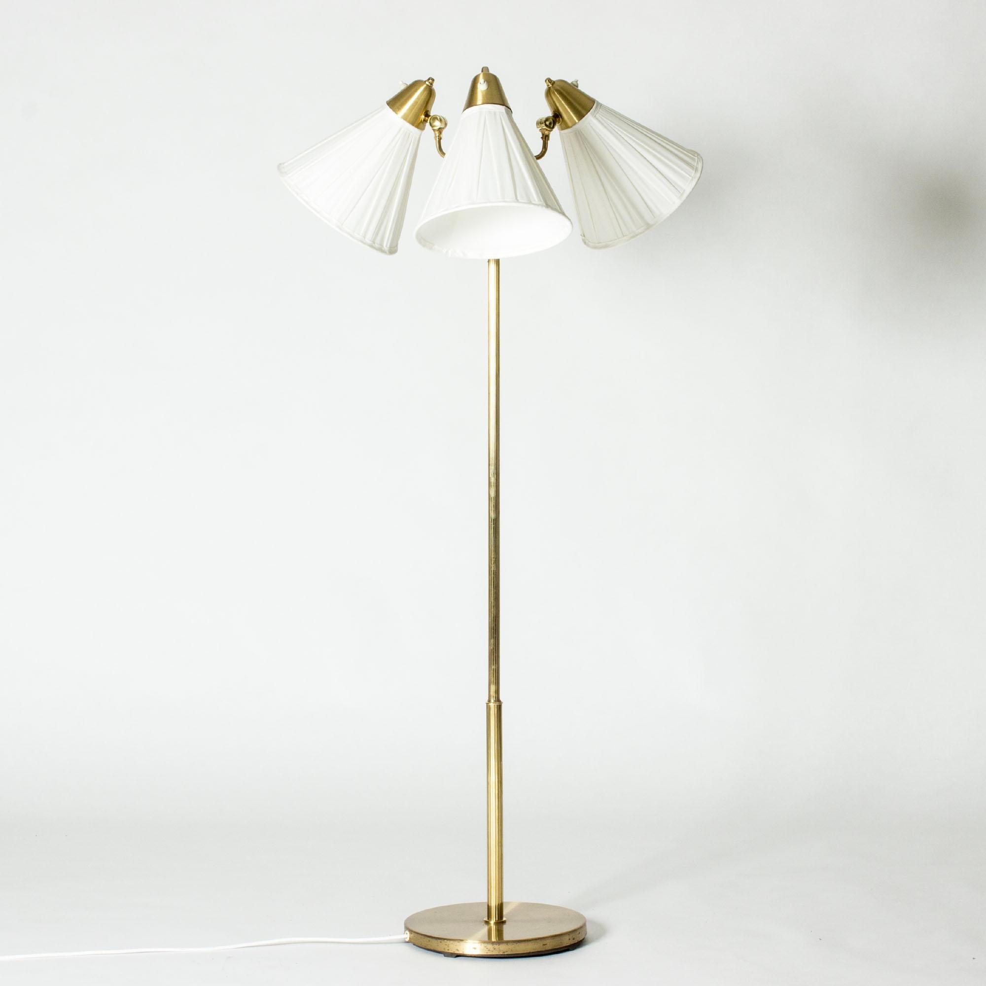 Magnifique lampadaire suédois moderne, en laiton, avec trois abat-jour, tige embossée avec des rayures. La direction des abat-jour peut être ajustée.