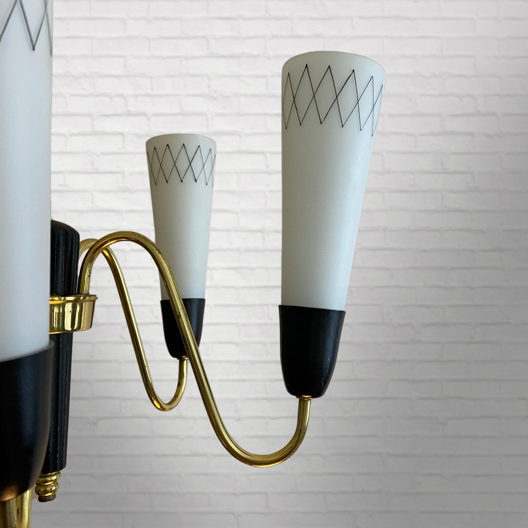 Ottone Lampadario modernista svedese, ottone e vetro, The Moderninavian Modern, anni '50 in vendita