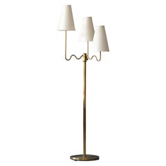 Designer moderniste suédois:: lampadaire organique à trois bras:: laiton:: lin:: années 1930