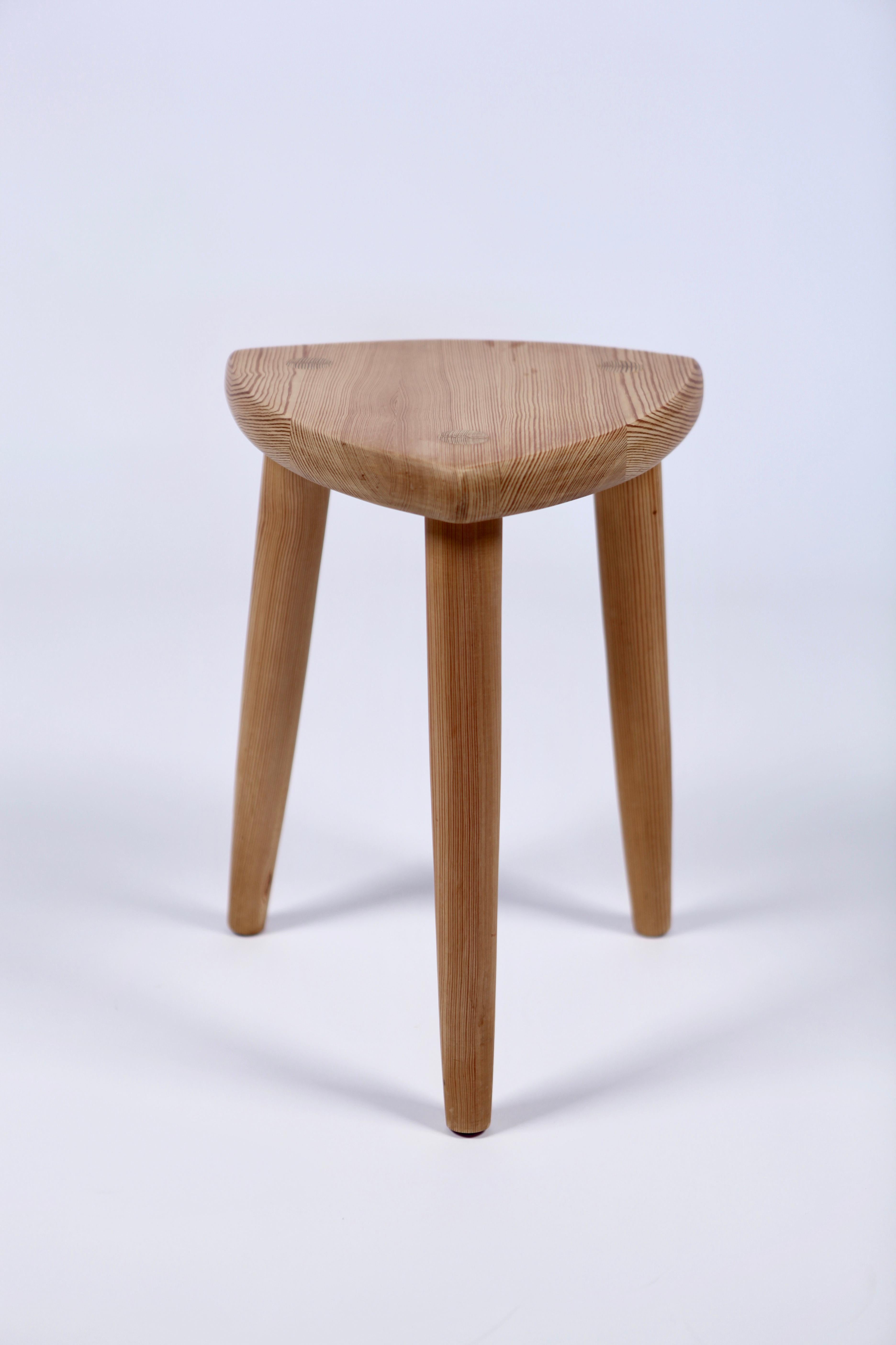 A Swedish stool of rounded triangular shape, made of solid pine by unknown designer in the 1950s.
Nice patina and grain.