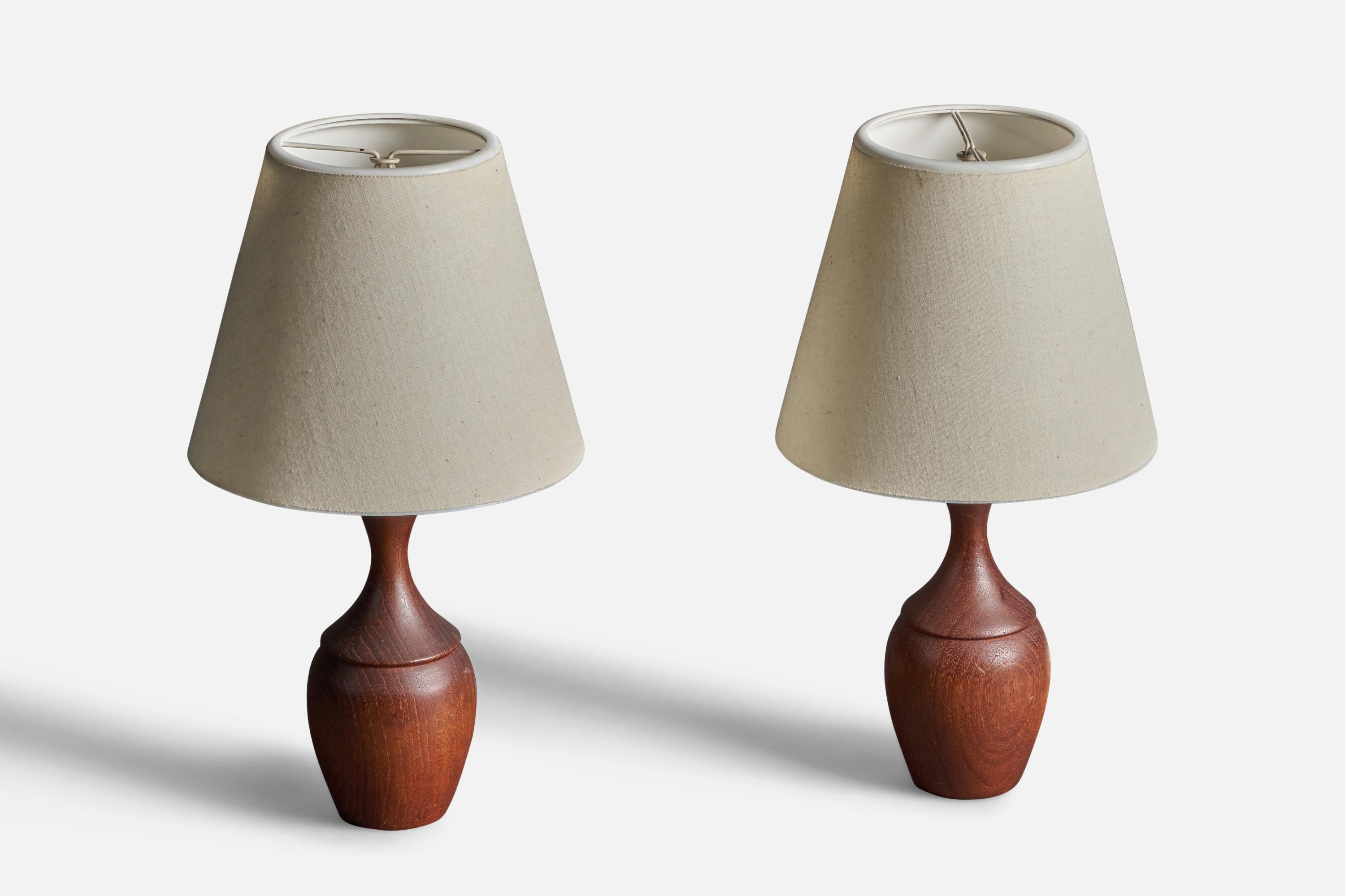 Ein Paar kleiner organischer Tischlampen. Aus massivem Teakholz. Lampenschirme nicht enthalten.

Weitere Designer dieser Zeit sind Finn Juhl, Hans Wegner, Kaare Klint, Alvar Aalto und Paavo Tynell.