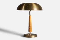 Designer moderniste suédois, lampe de bureau, laiton, chêne teinté, incrustations en bois, années 1940